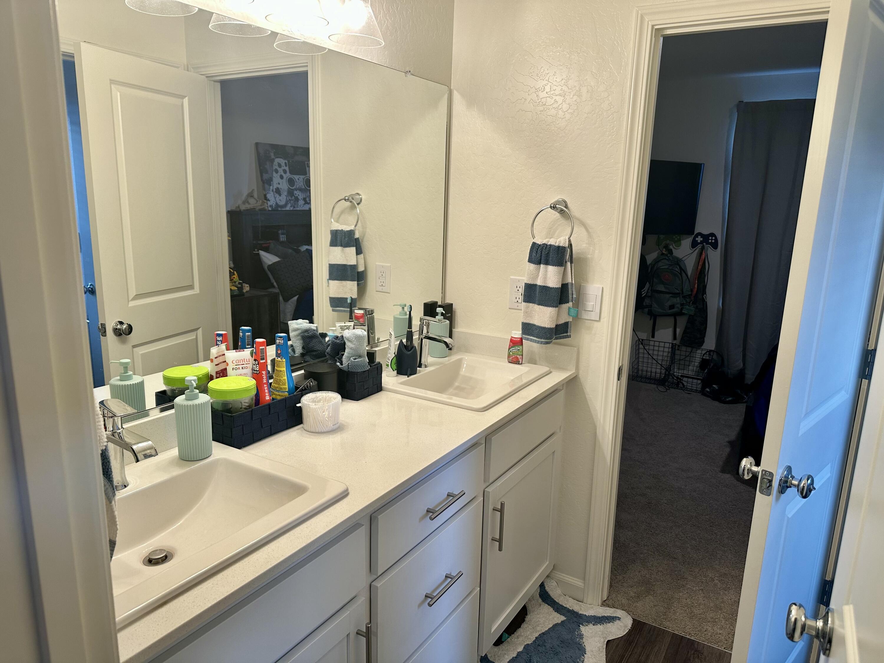 1138 E Packwood Ave, Visalia, CA 93292