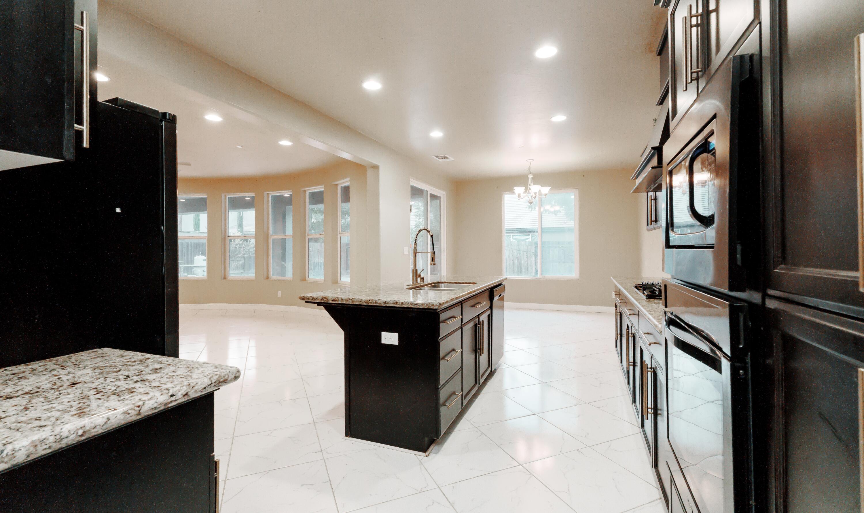 2536 W Stewart Ave, Visalia, CA 93291