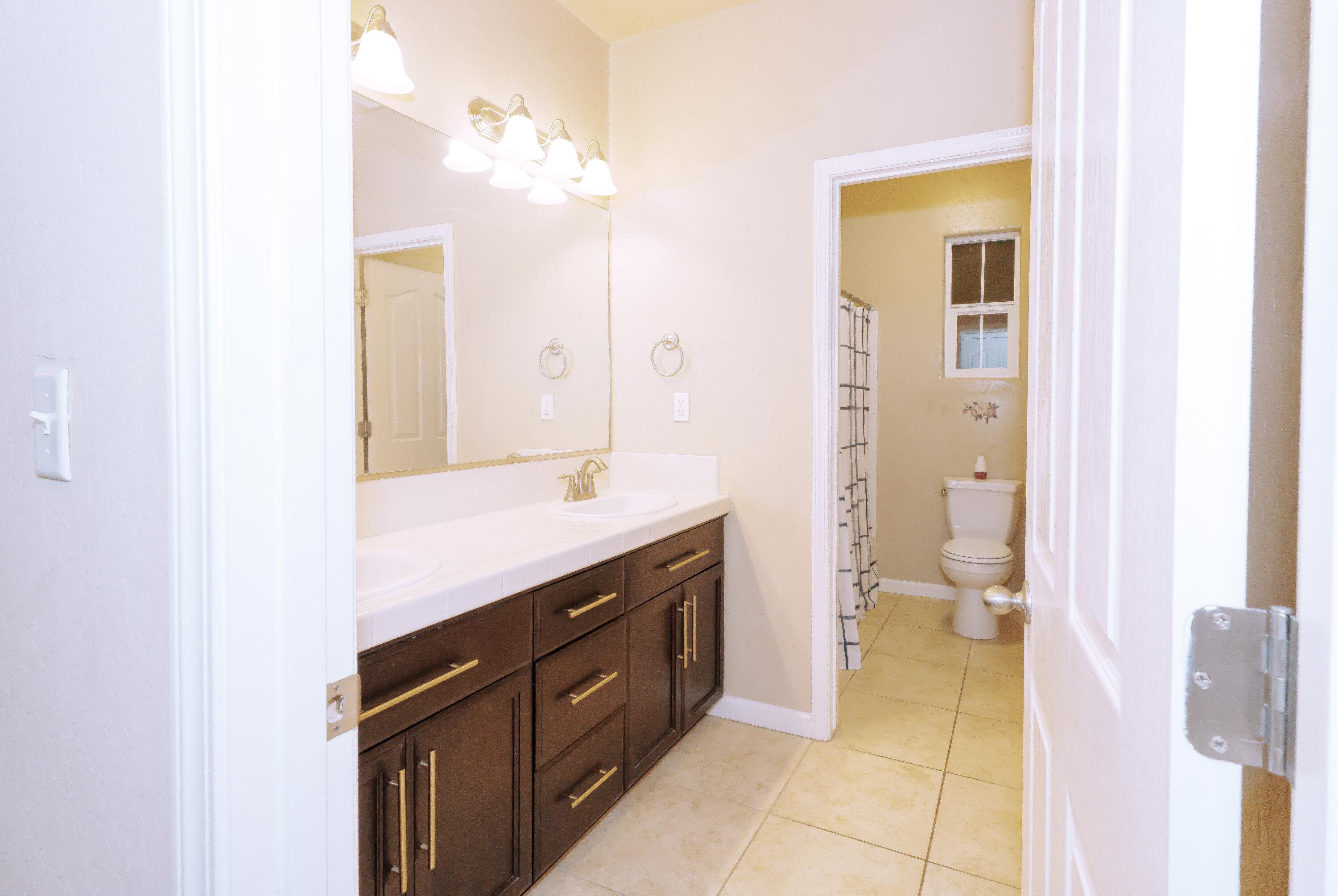 2536 W Stewart Ave, Visalia, CA 93291