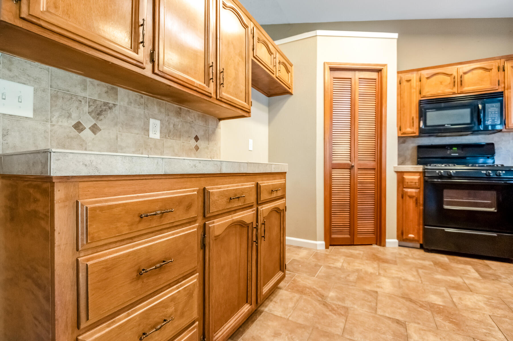 1282 E Ben Franklin Ave, Tulare, CA 93274