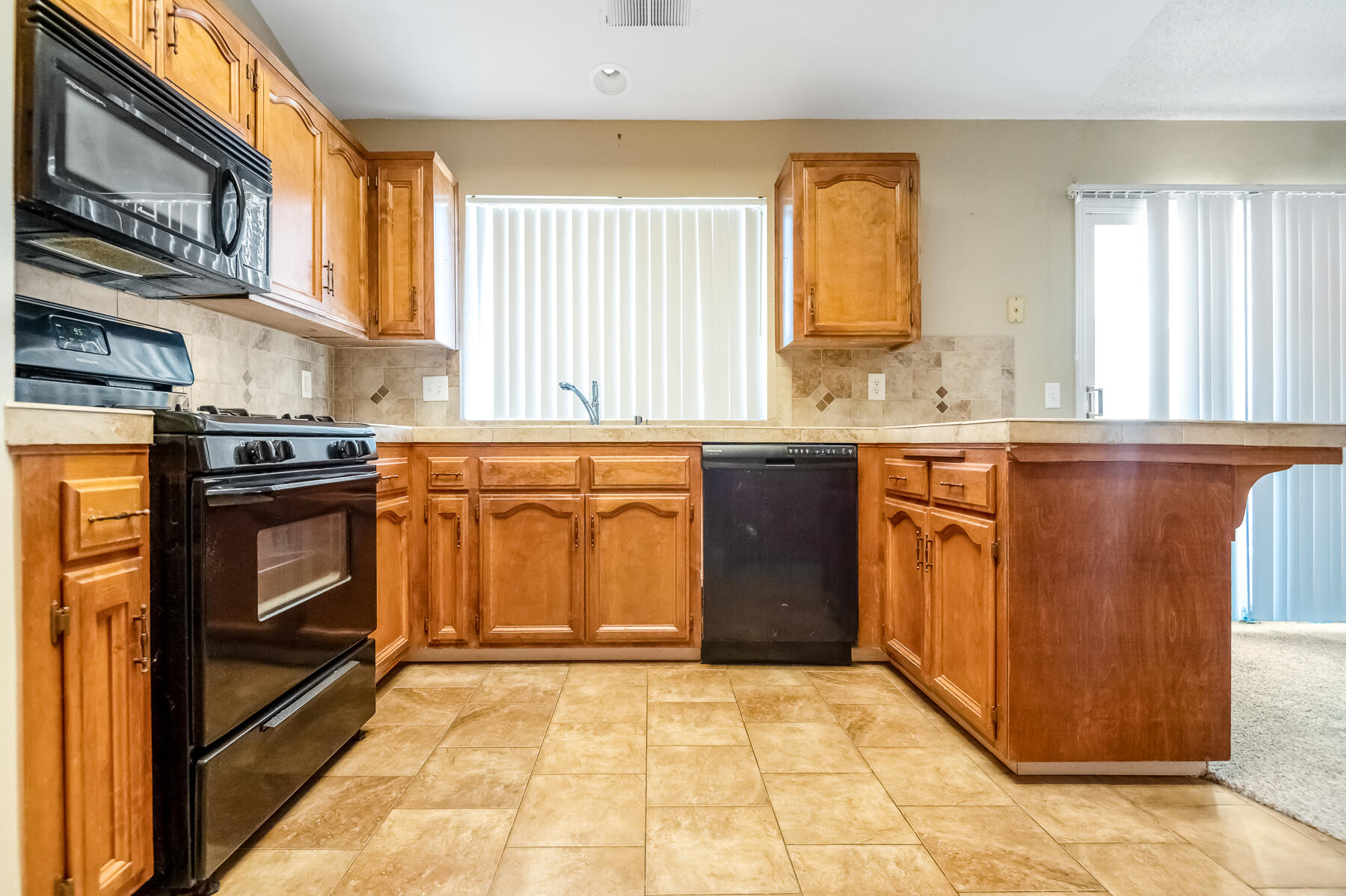 1282 E Ben Franklin Ave, Tulare, CA 93274