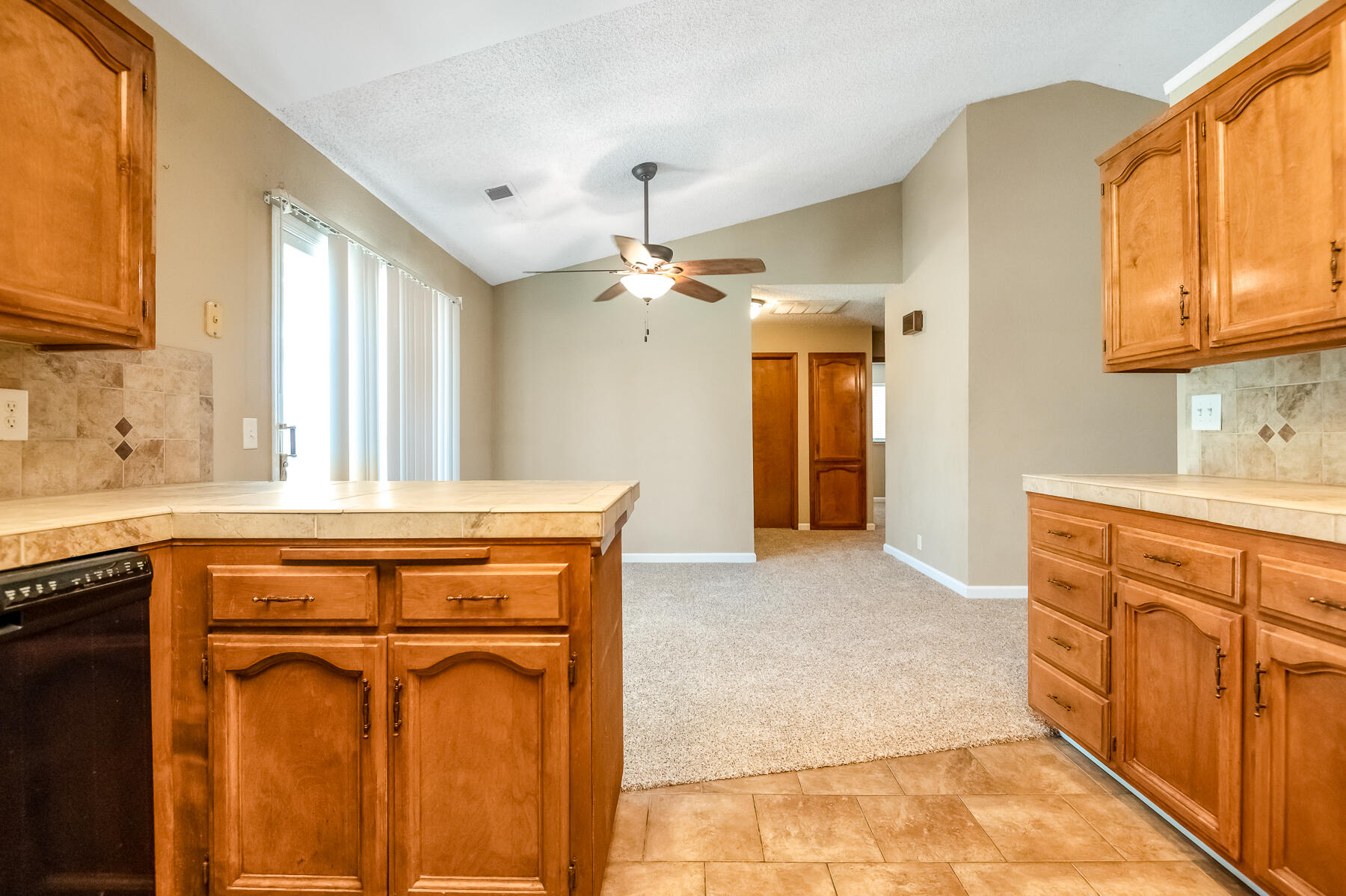 1282 E Ben Franklin Ave, Tulare, CA 93274