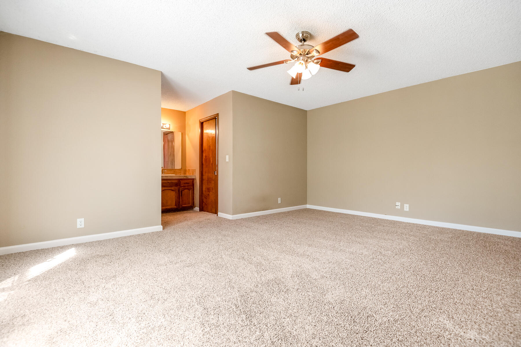 1282 E Ben Franklin Ave, Tulare, CA 93274