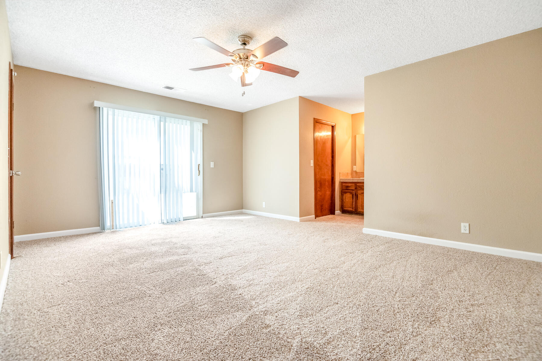 1282 E Ben Franklin Ave, Tulare, CA 93274