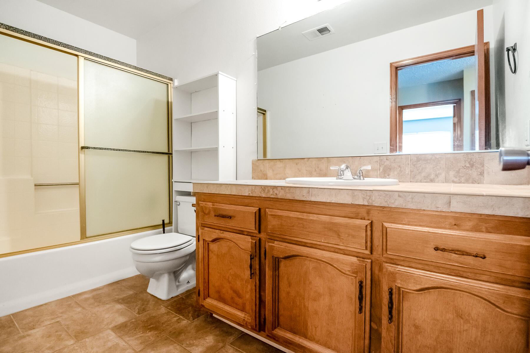 1282 E Ben Franklin Ave, Tulare, CA 93274