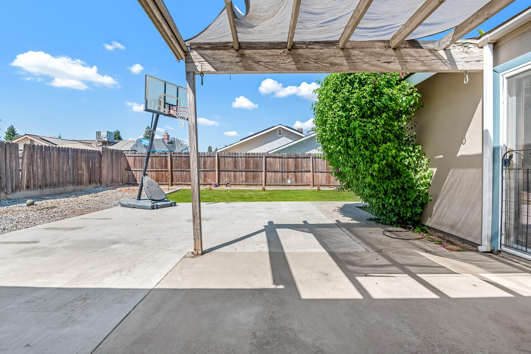 1282 E Ben Franklin Ave, Tulare, CA 93274