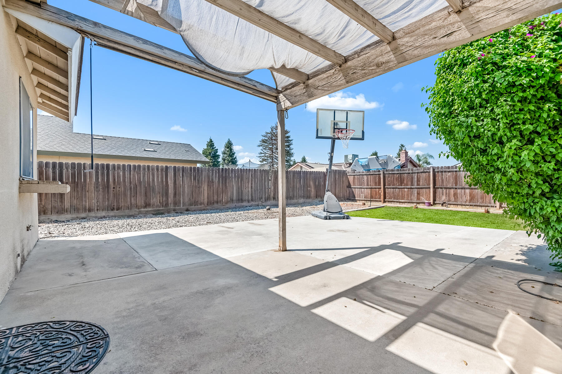 1282 E Ben Franklin Ave, Tulare, CA 93274