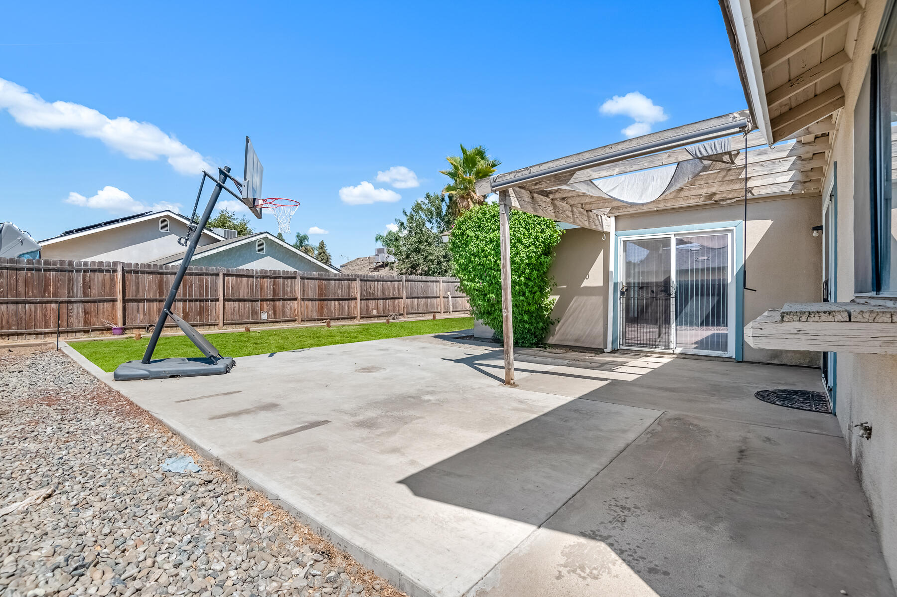 1282 E Ben Franklin Ave, Tulare, CA 93274