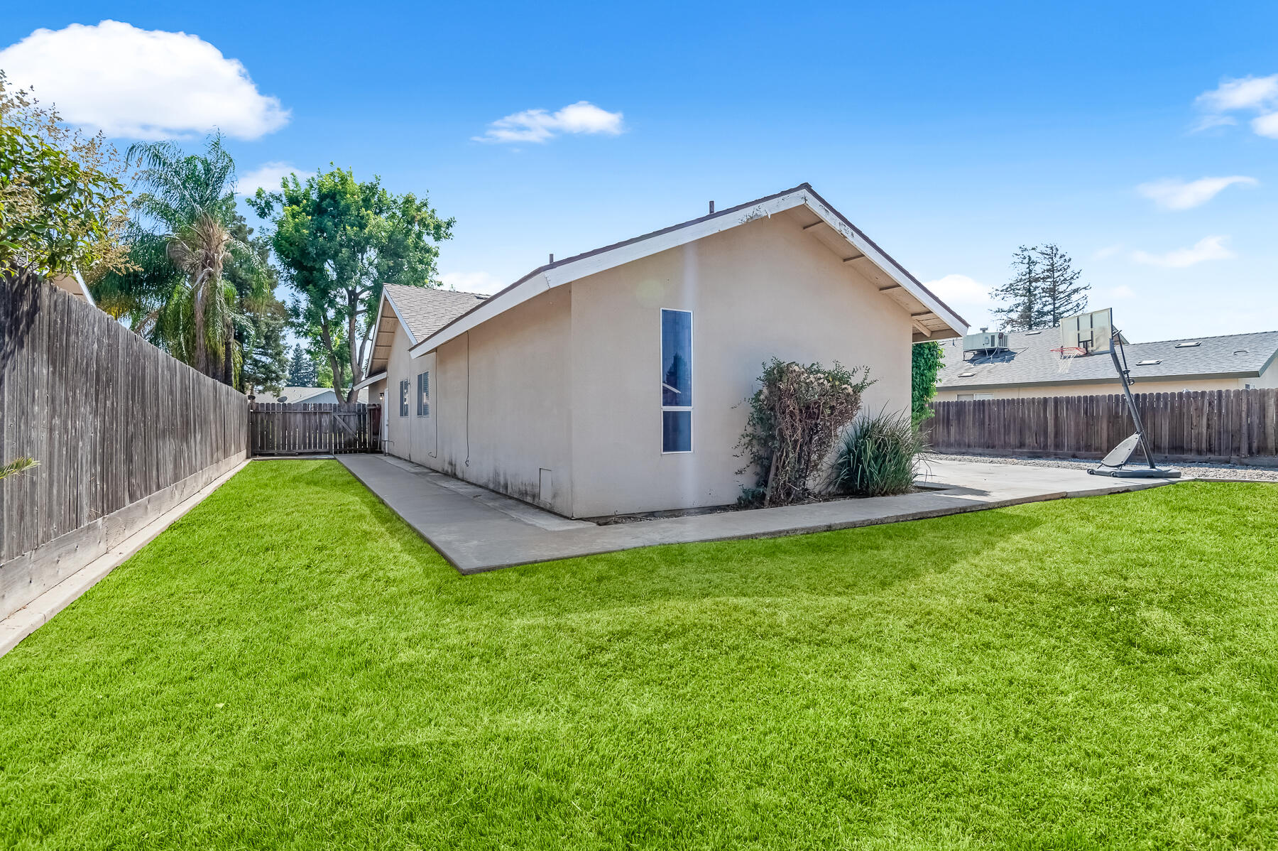 1282 E Ben Franklin Ave, Tulare, CA 93274