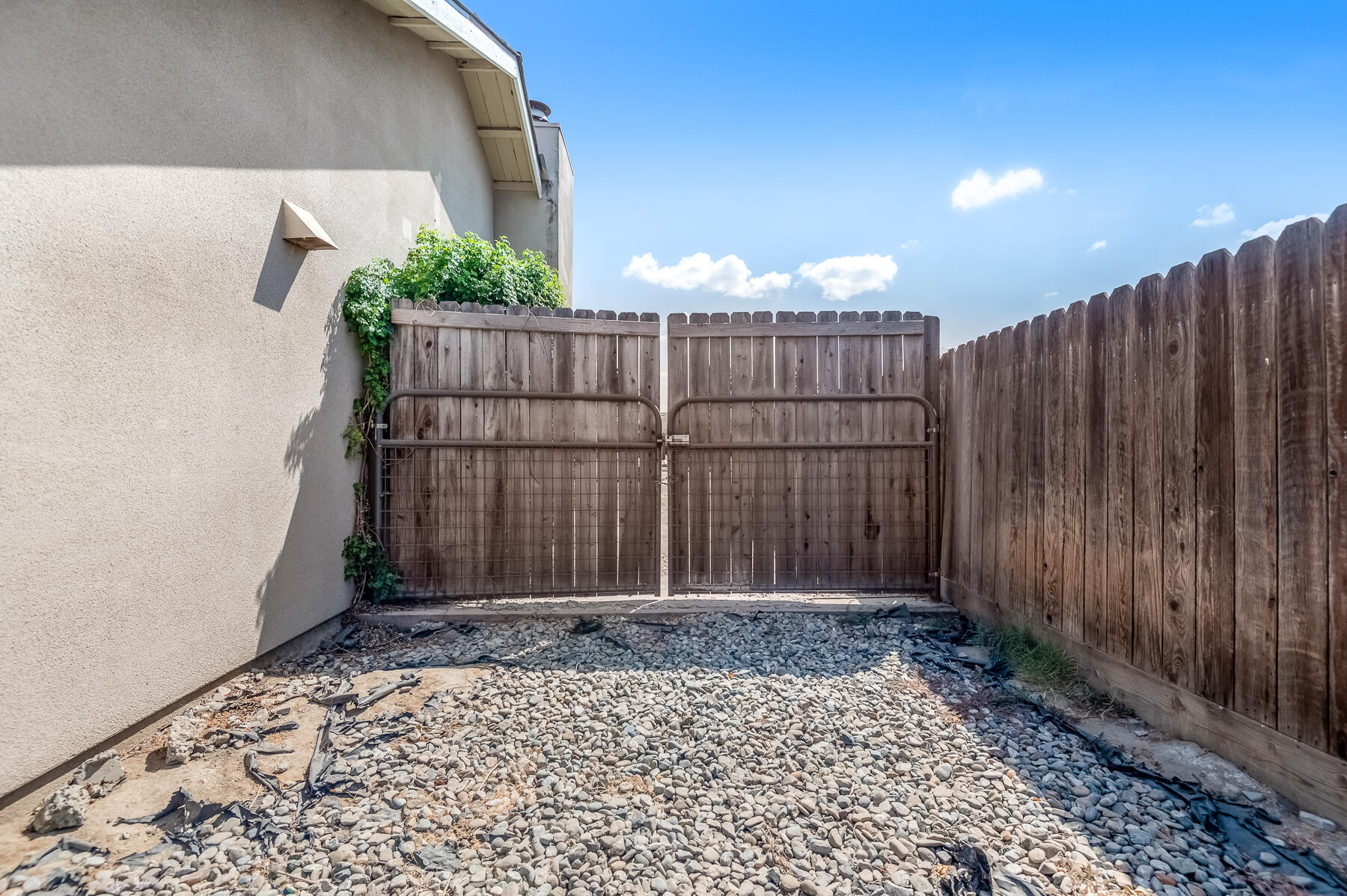 1282 E Ben Franklin Ave, Tulare, CA 93274