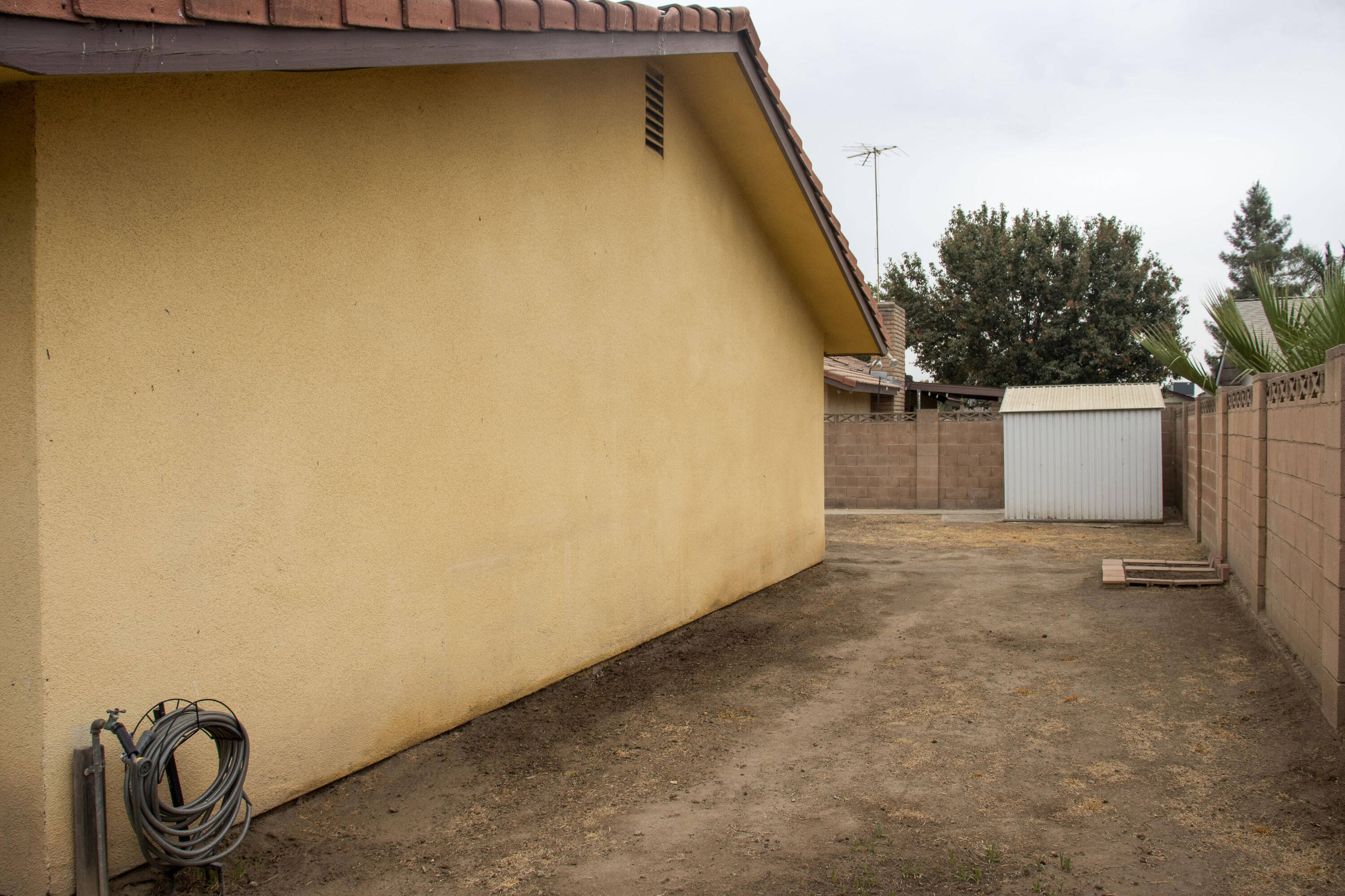 1625 S Lydia Dr, Tulare, CA 93274