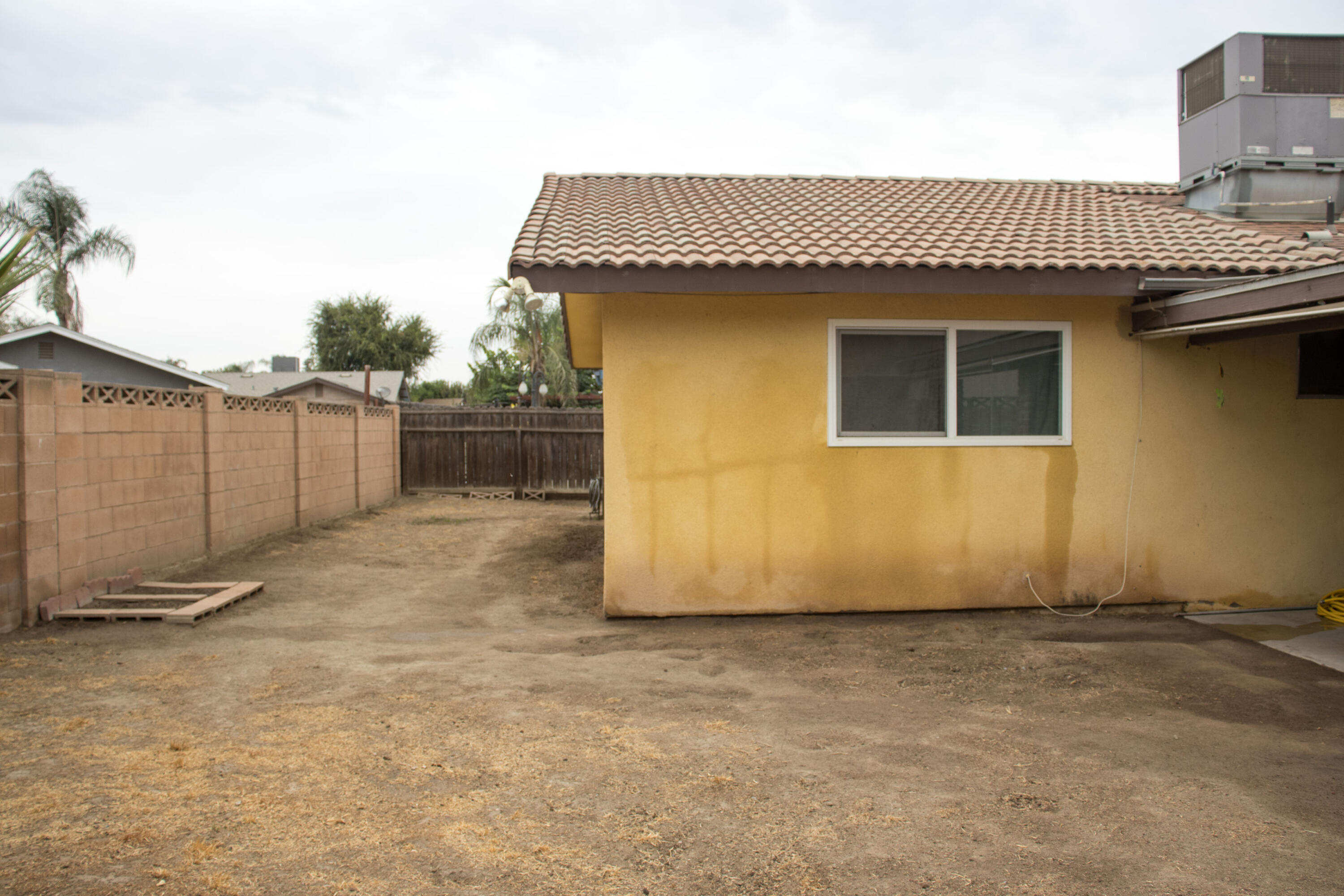 1625 S Lydia Dr, Tulare, CA 93274