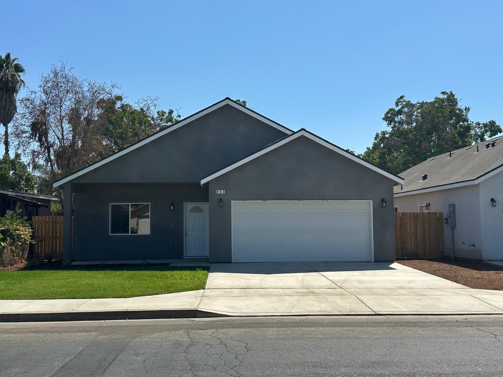 903 E Ash St, Farmersville, CA 93223