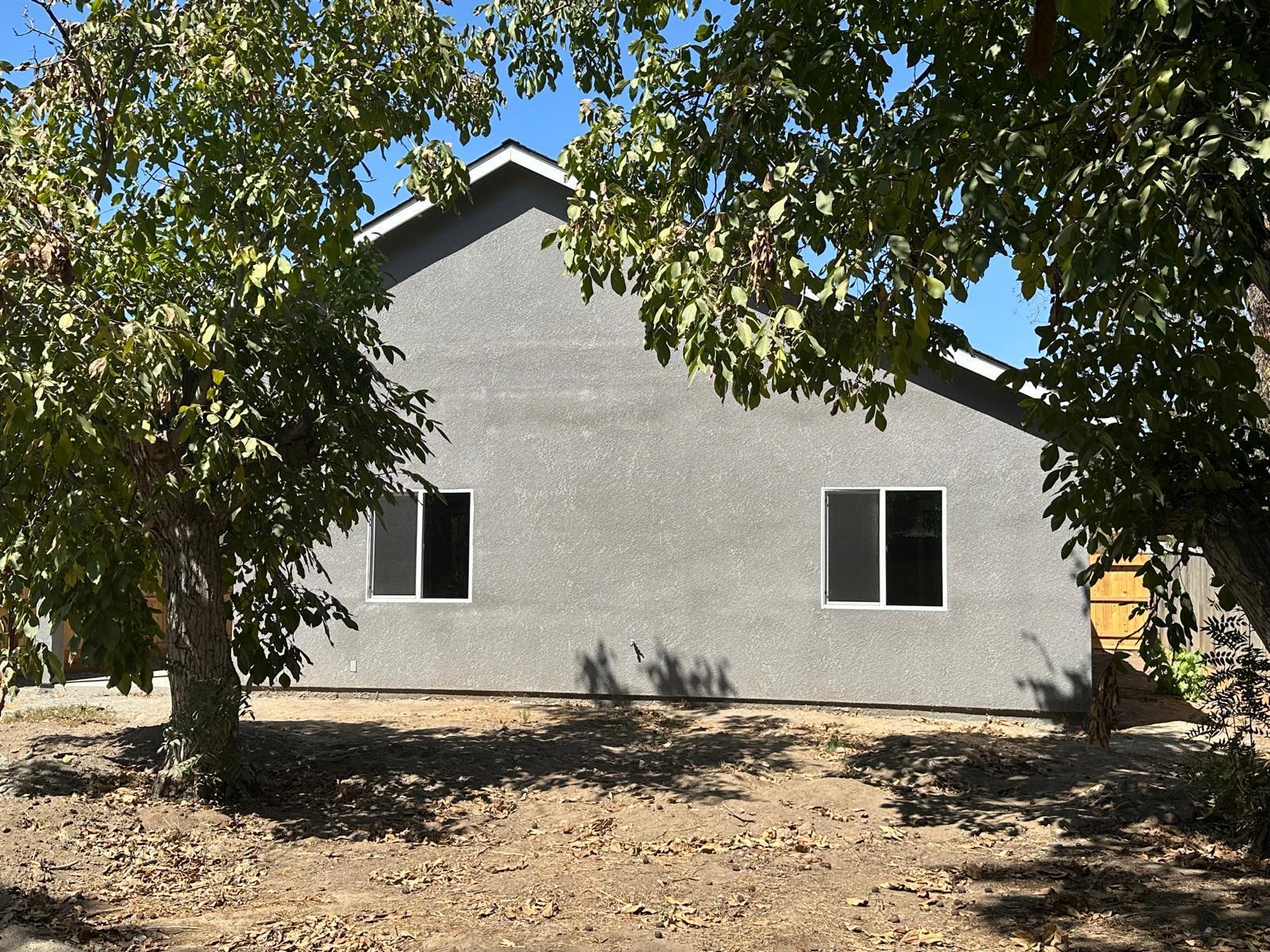 903 E Ash St, Farmersville, CA 93223