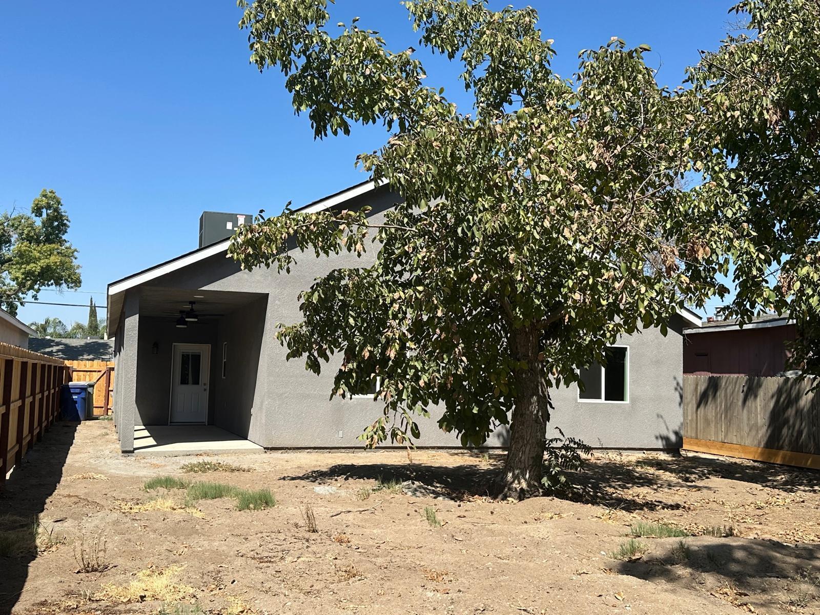903 E Ash St, Farmersville, CA 93223