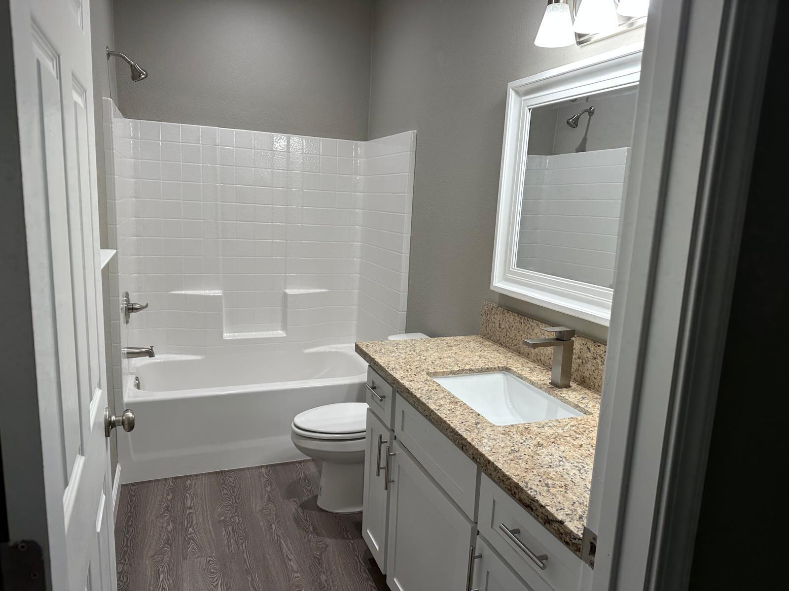 903 E Ash St, Farmersville, CA 93223