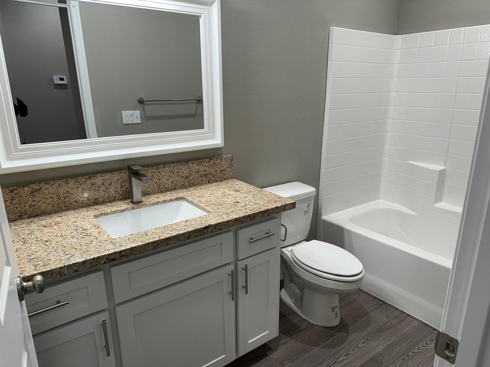 903 E Ash St, Farmersville, CA 93223