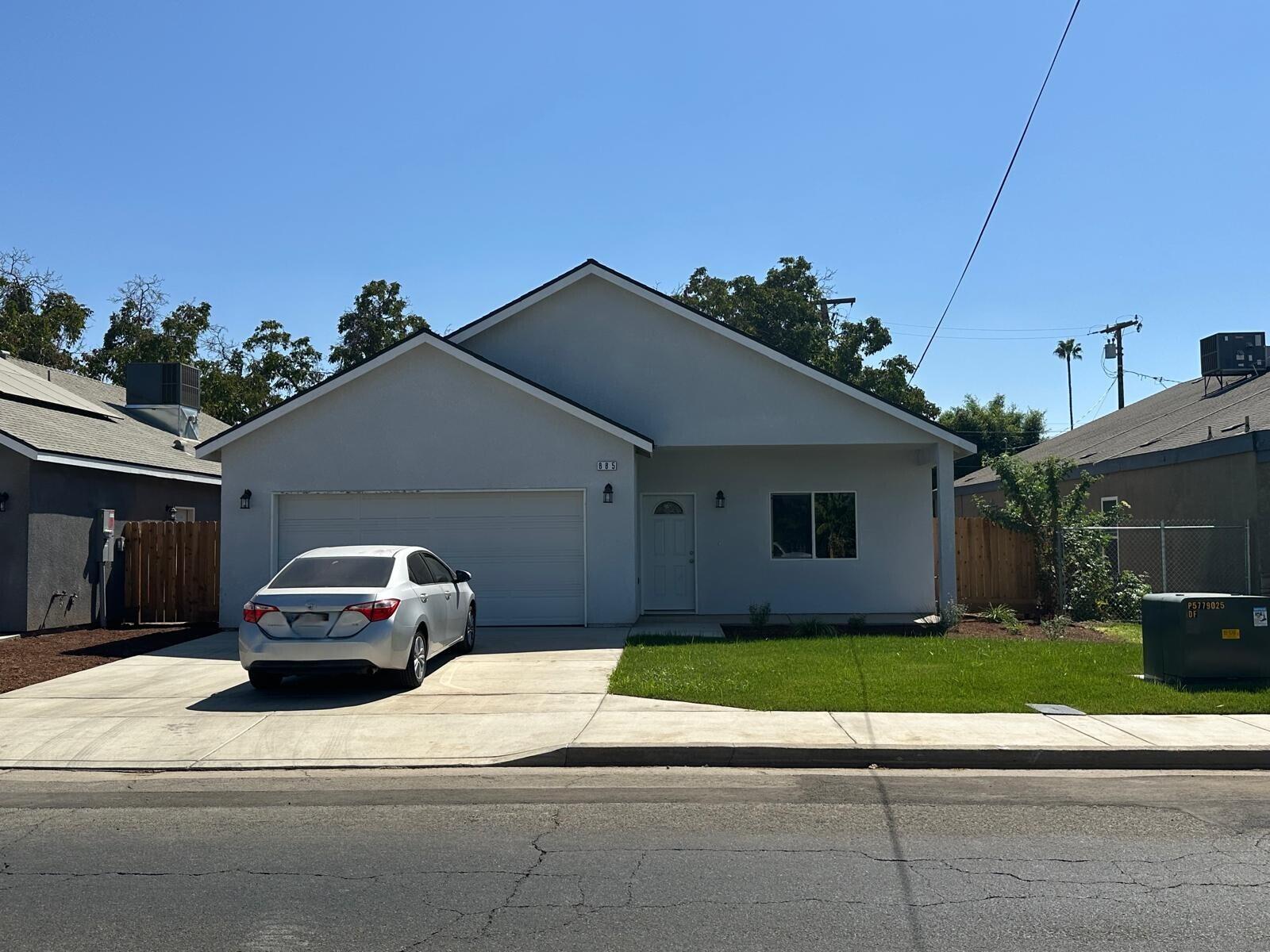 885 E Ash St, Farmersville, CA 93223
