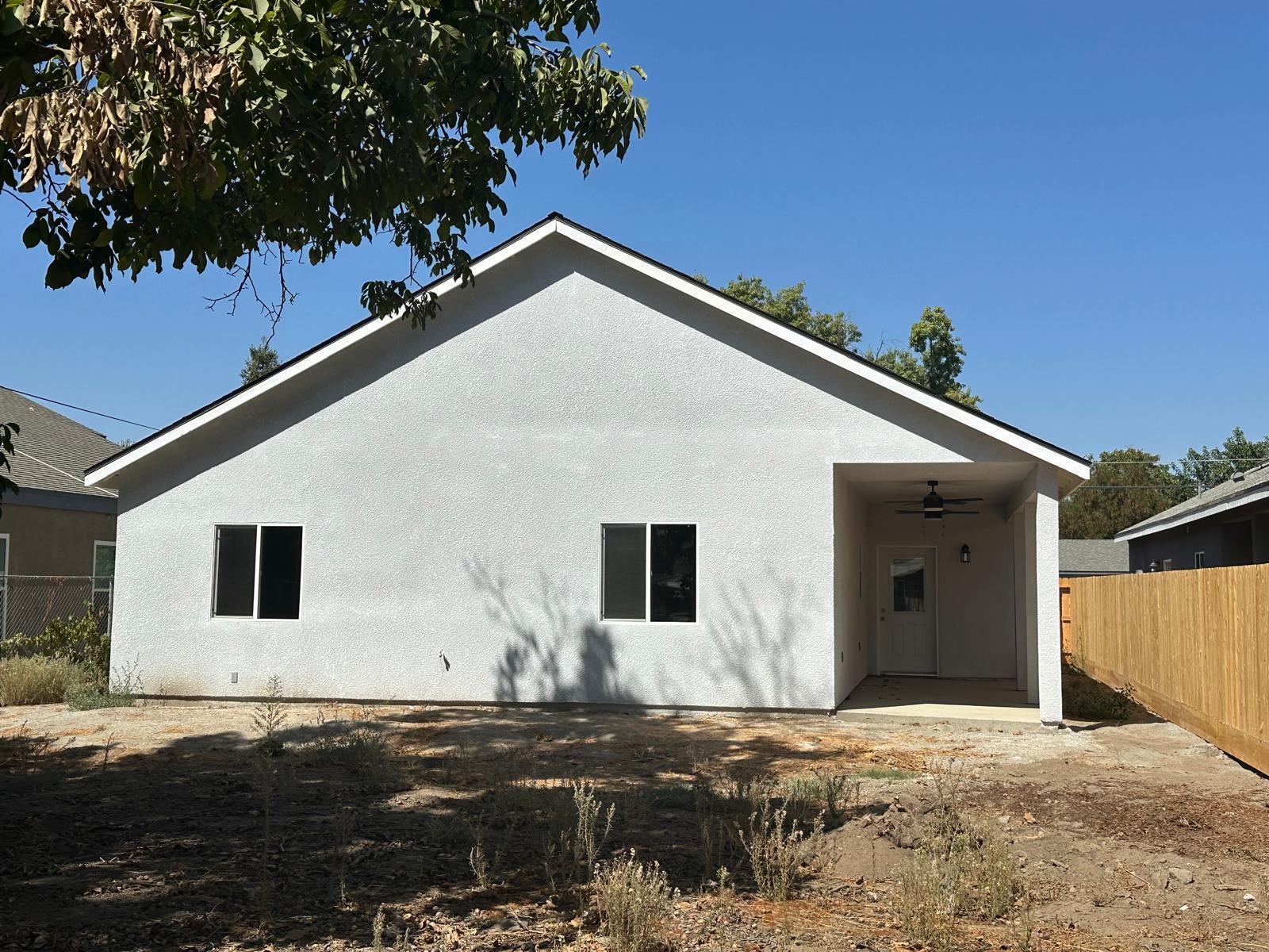 885 E Ash St, Farmersville, CA 93223