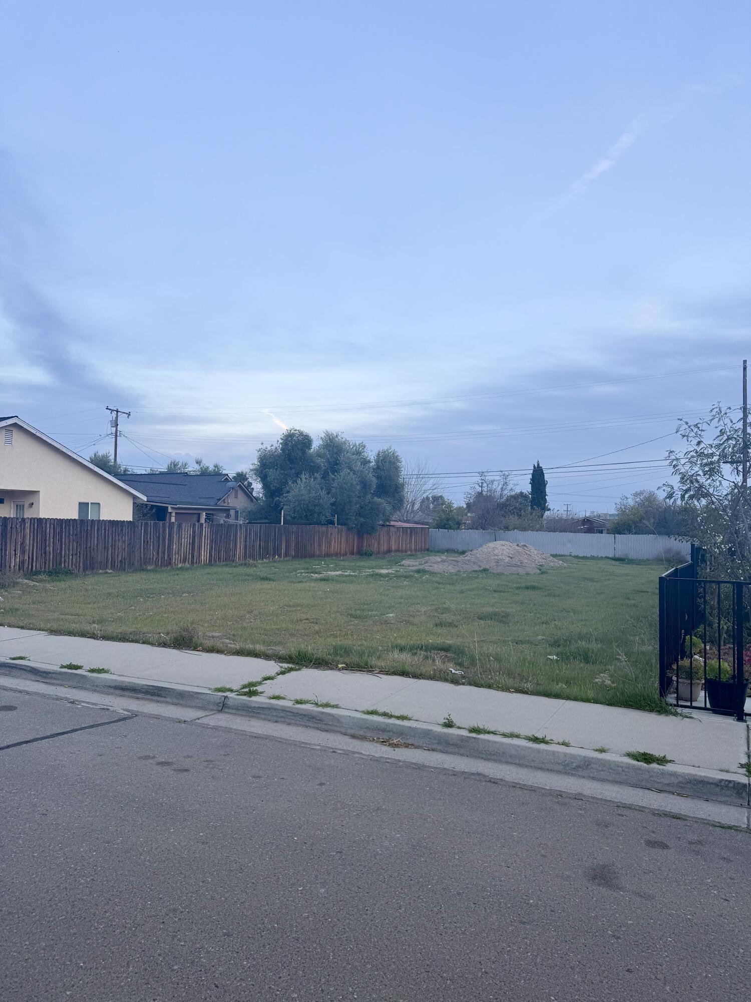 744 Shasta Ave, Avenal, CA 93204