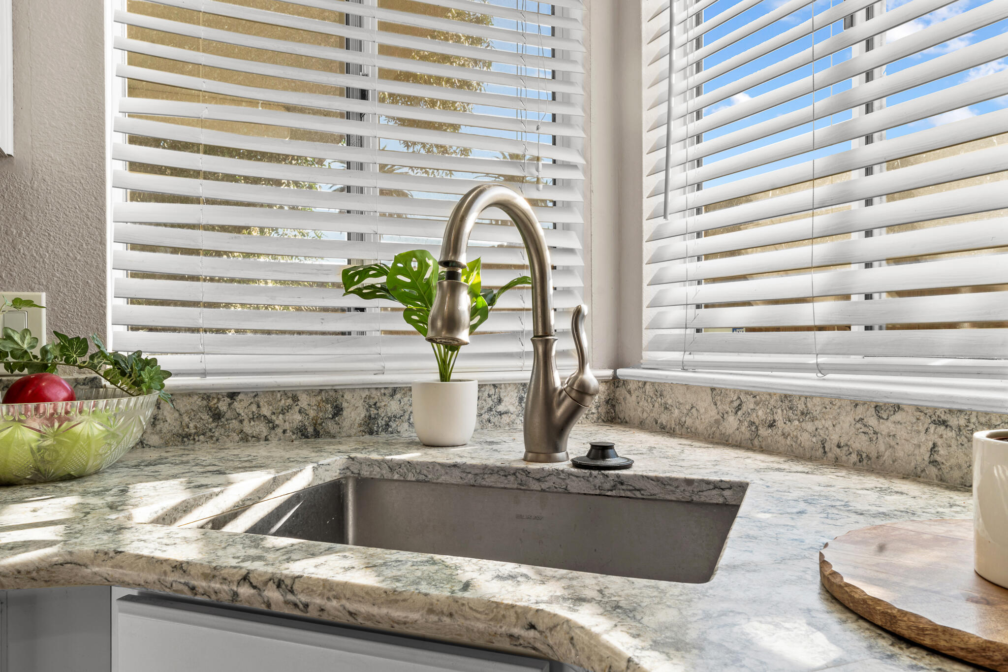 717 Sutter Ave, Porterville, CA 93257