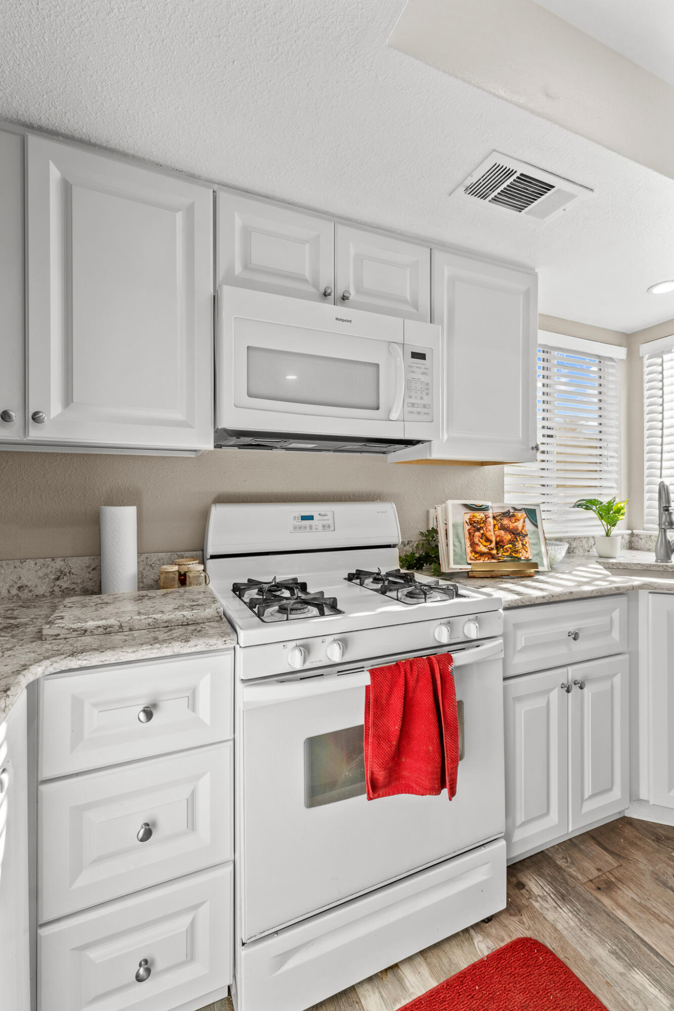 717 Sutter Ave, Porterville, CA 93257