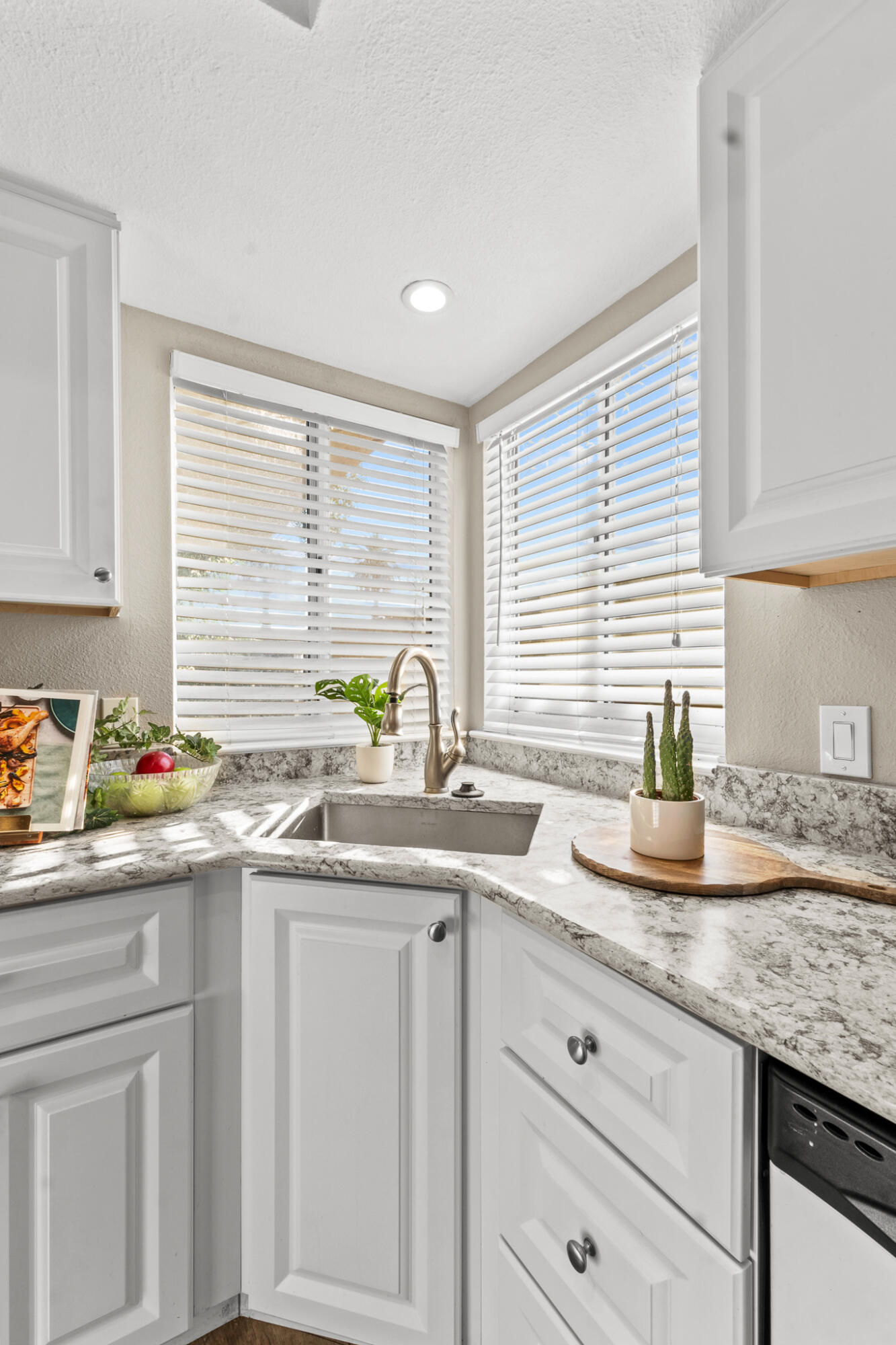 717 Sutter Ave, Porterville, CA 93257