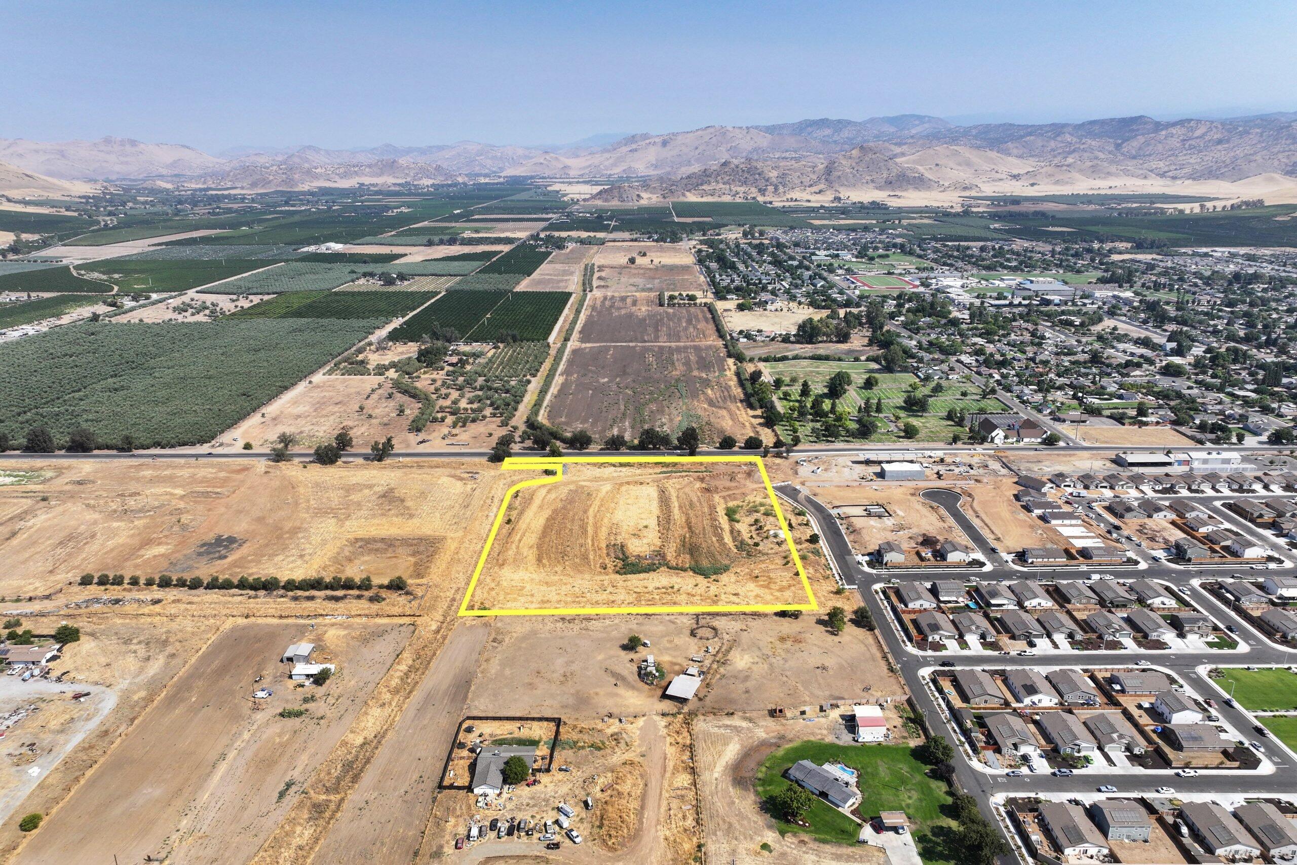 709 W Naranjo Blvd, Woodlake, CA 93286