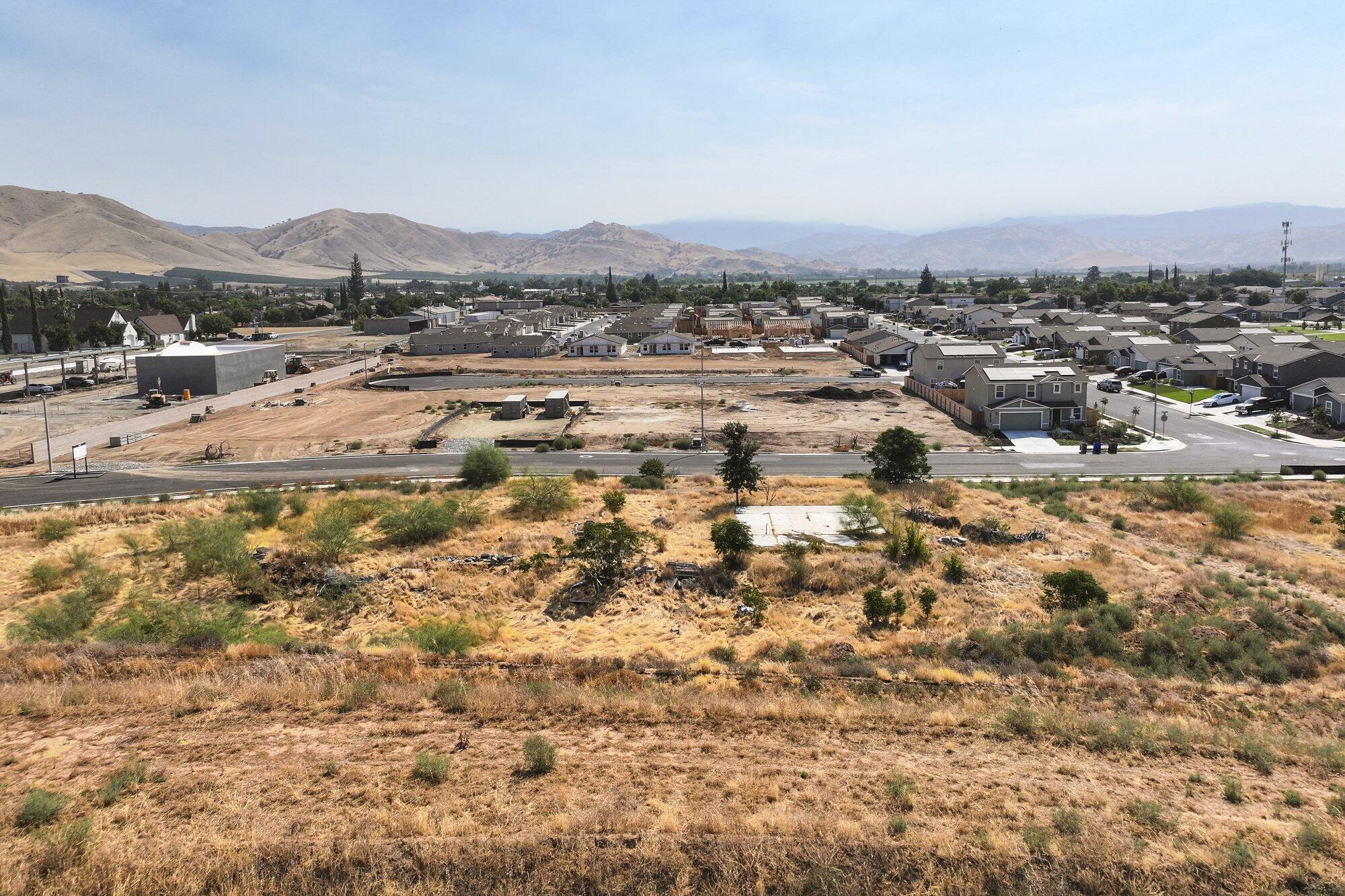 709 W Naranjo Blvd, Woodlake, CA 93286