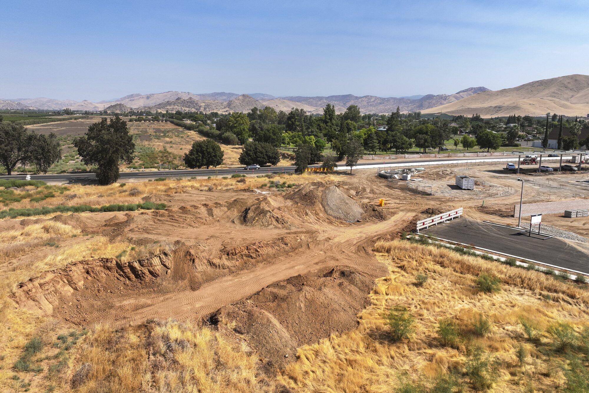 709 W Naranjo Blvd, Woodlake, CA 93286