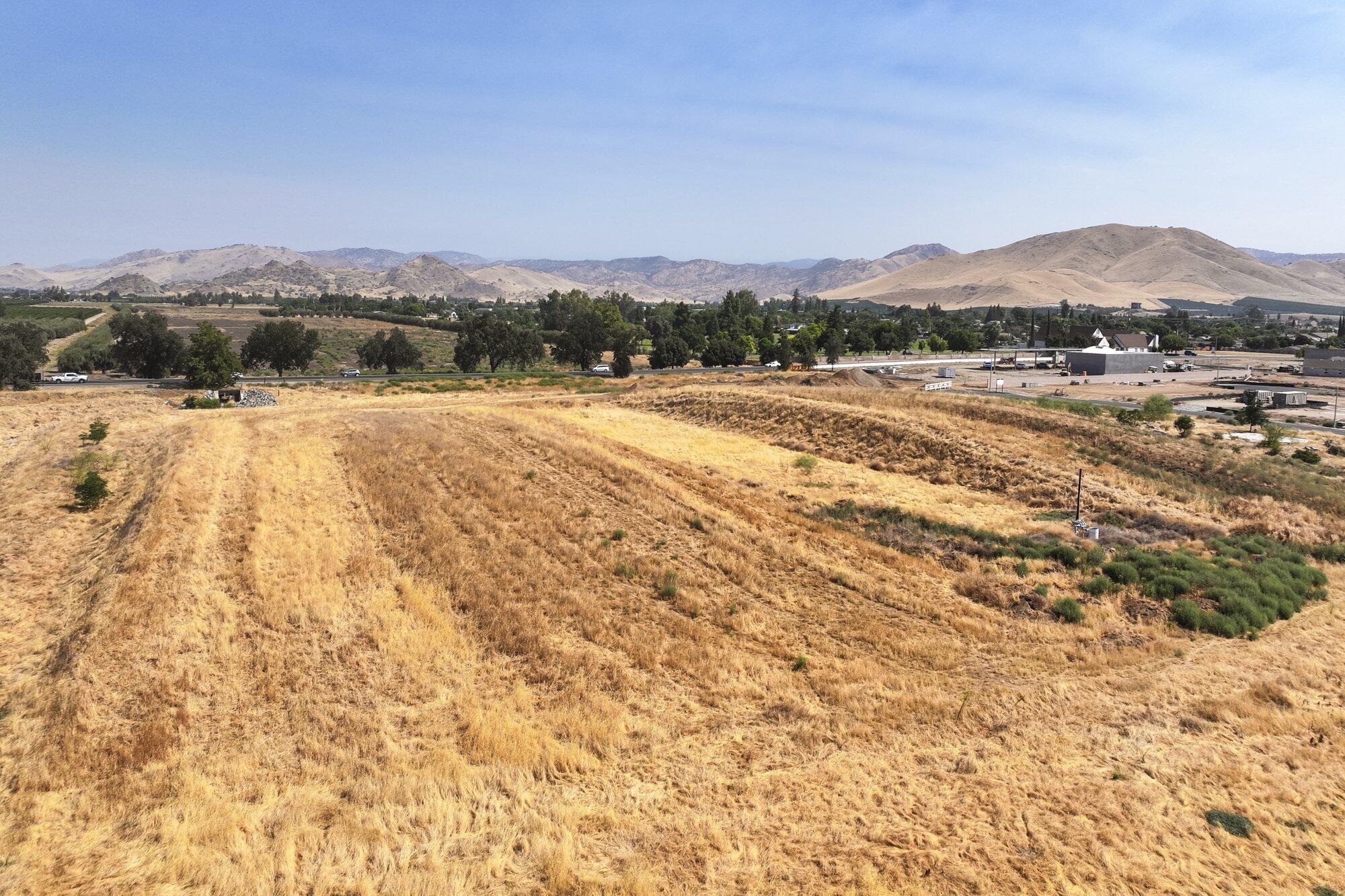 709 W Naranjo Blvd, Woodlake, CA 93286