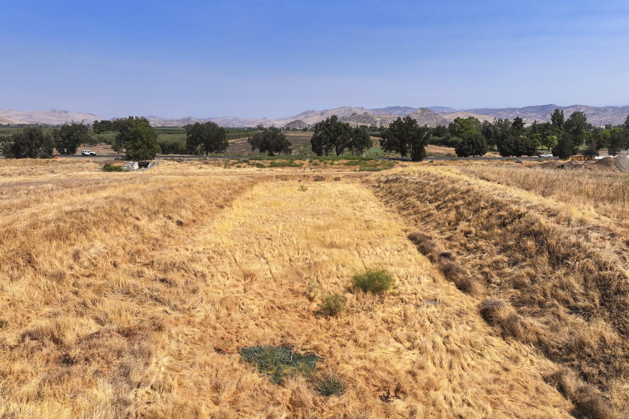 709 W Naranjo Blvd, Woodlake, CA 93286