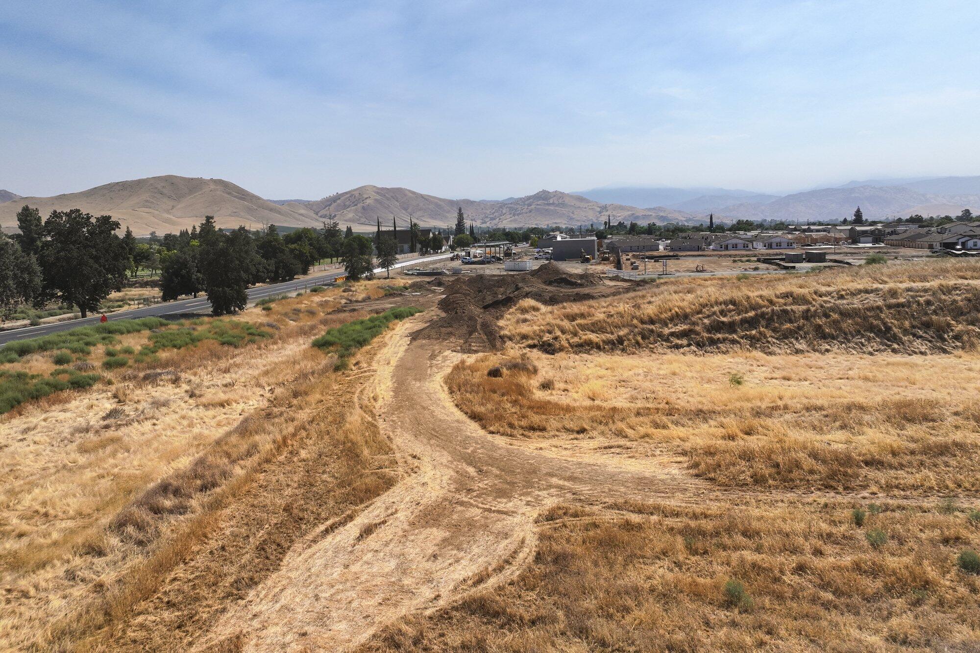 709 W Naranjo Blvd, Woodlake, CA 93286