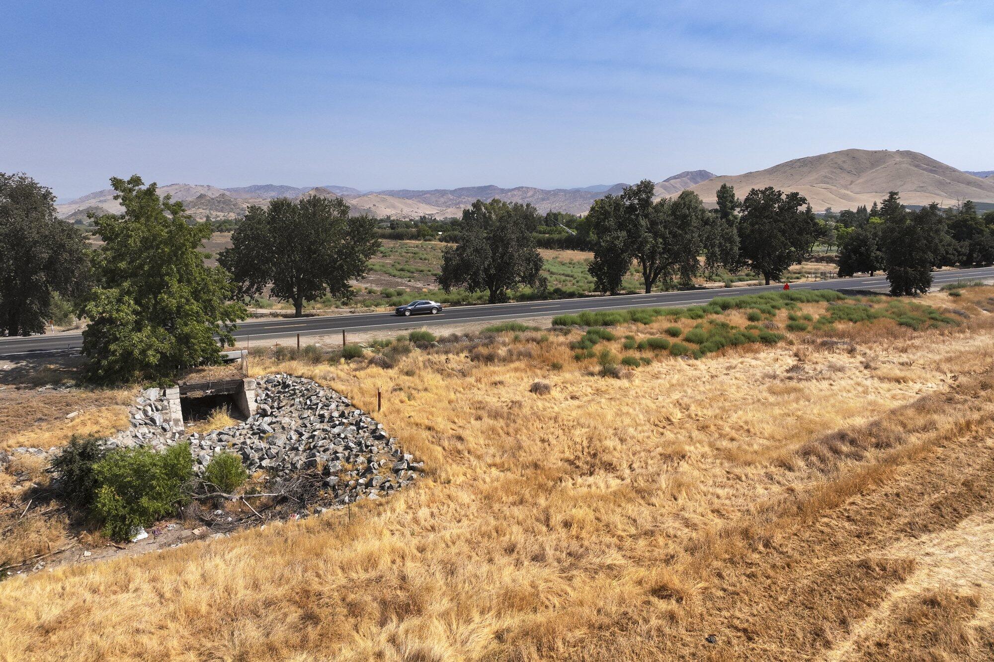 709 W Naranjo Blvd, Woodlake, CA 93286