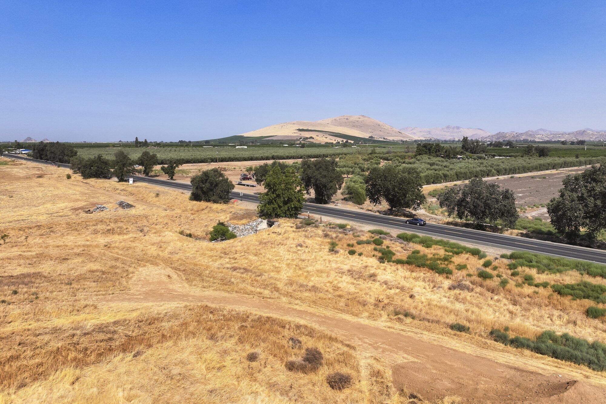 709 W Naranjo Blvd, Woodlake, CA 93286