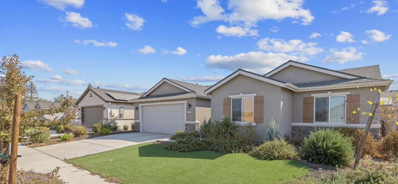 2435 Vintage Pl, Hanford, CA 93230