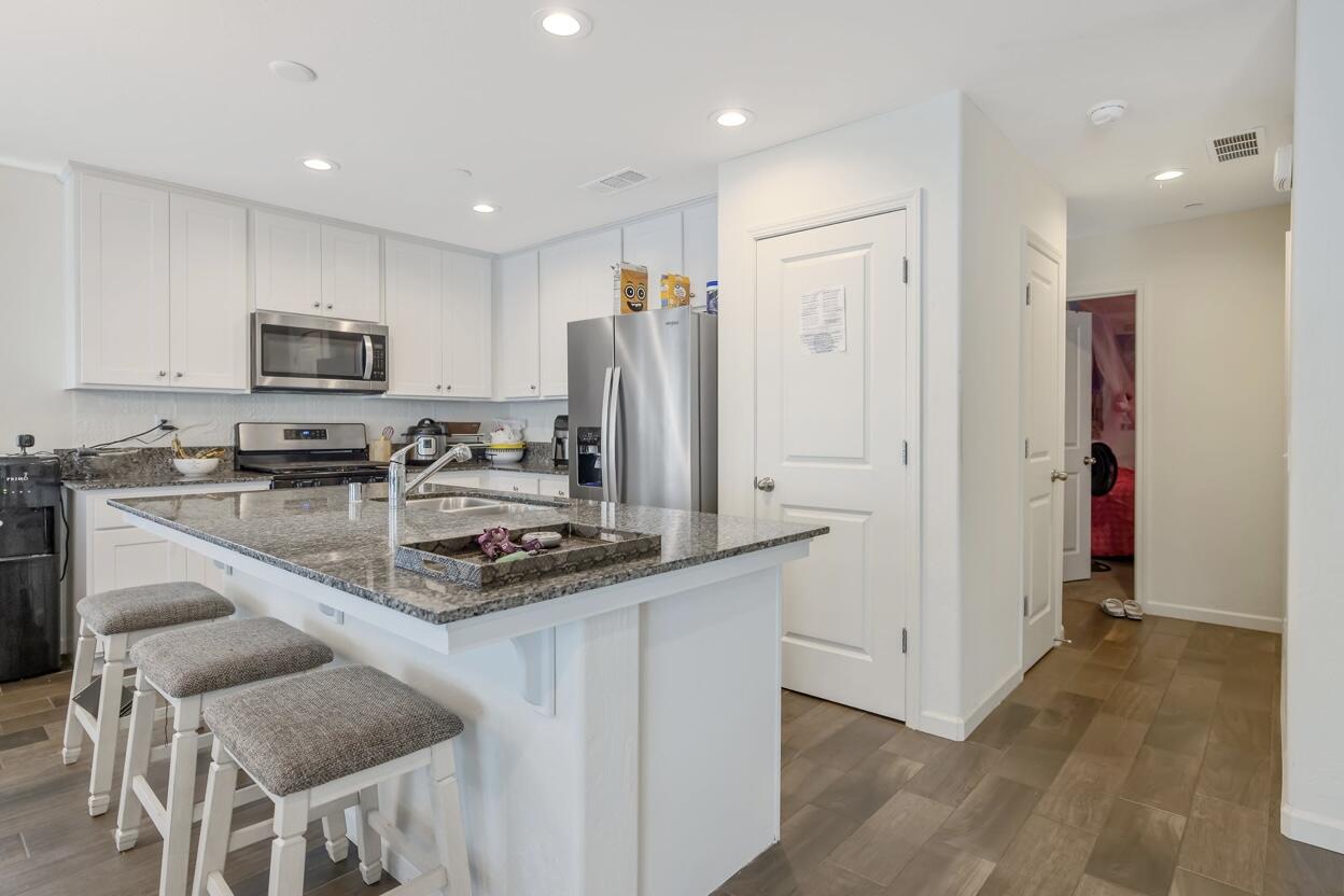 2435 Vintage Pl, Hanford, CA 93230