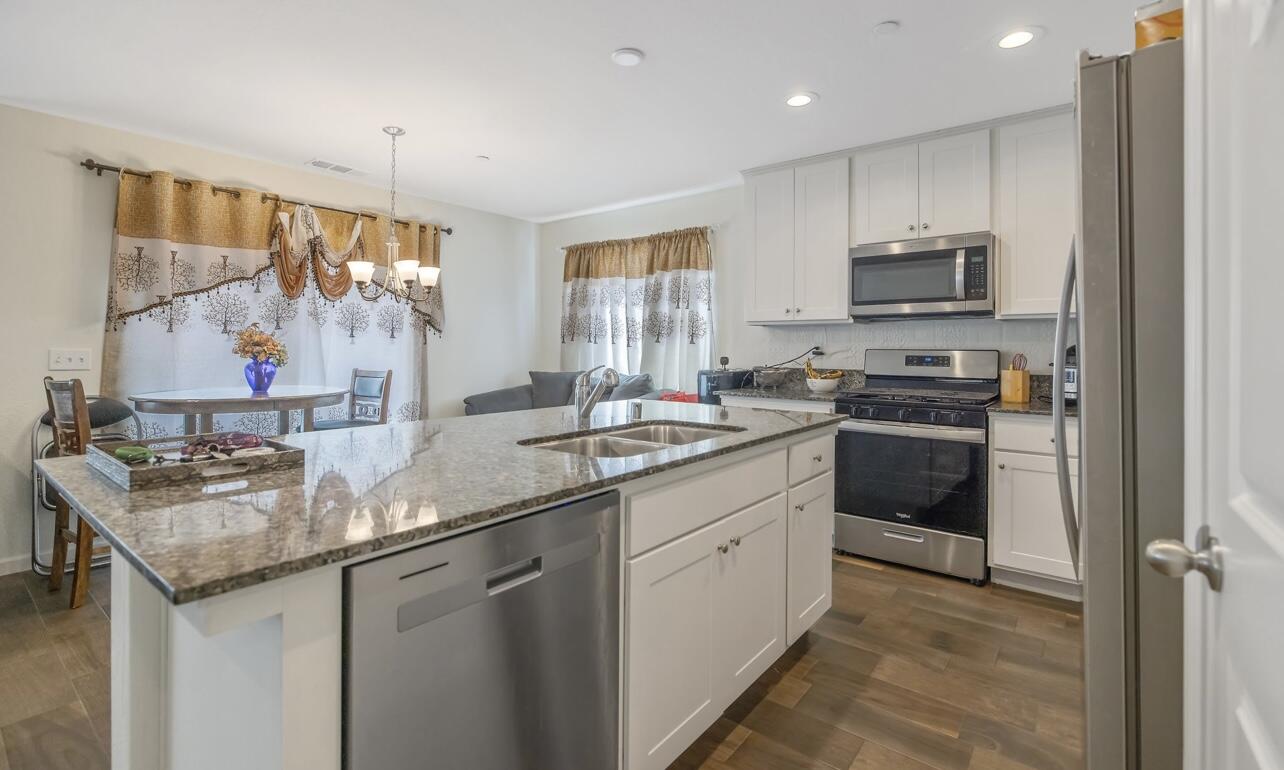 2435 Vintage Pl, Hanford, CA 93230