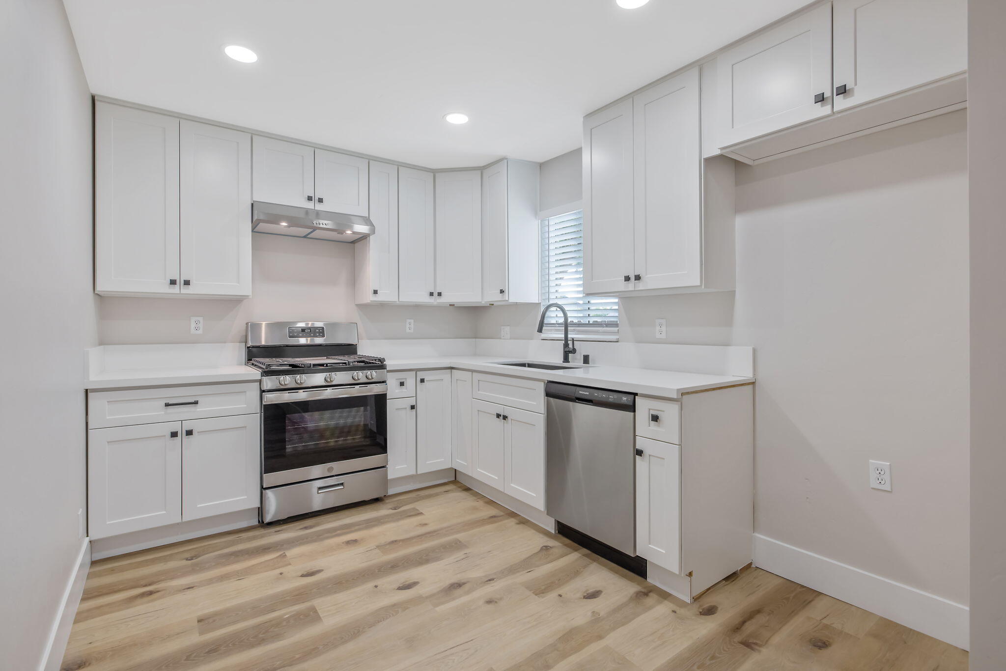 17 G St, Lemoore, CA 93245