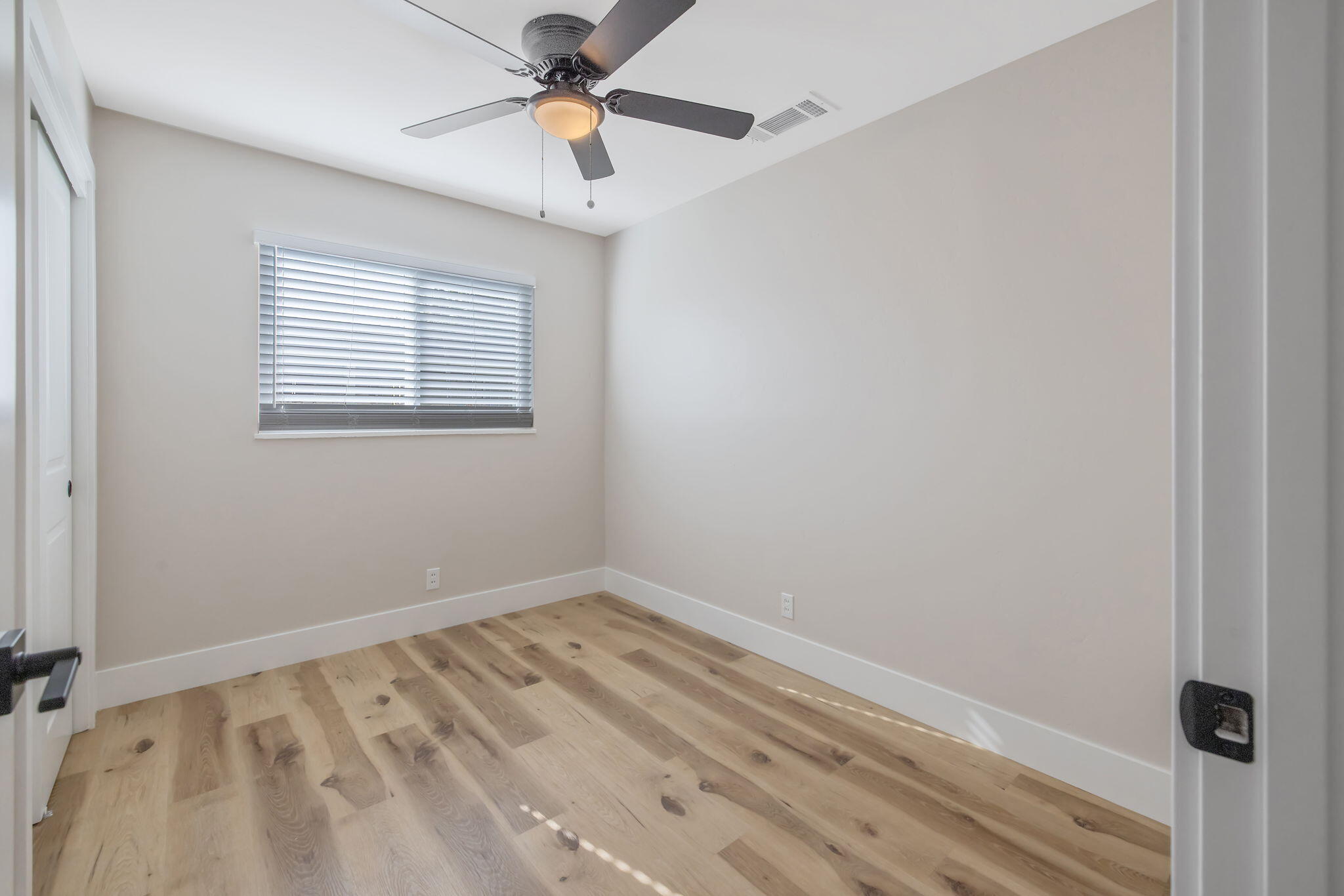 17 G St, Lemoore, CA 93245