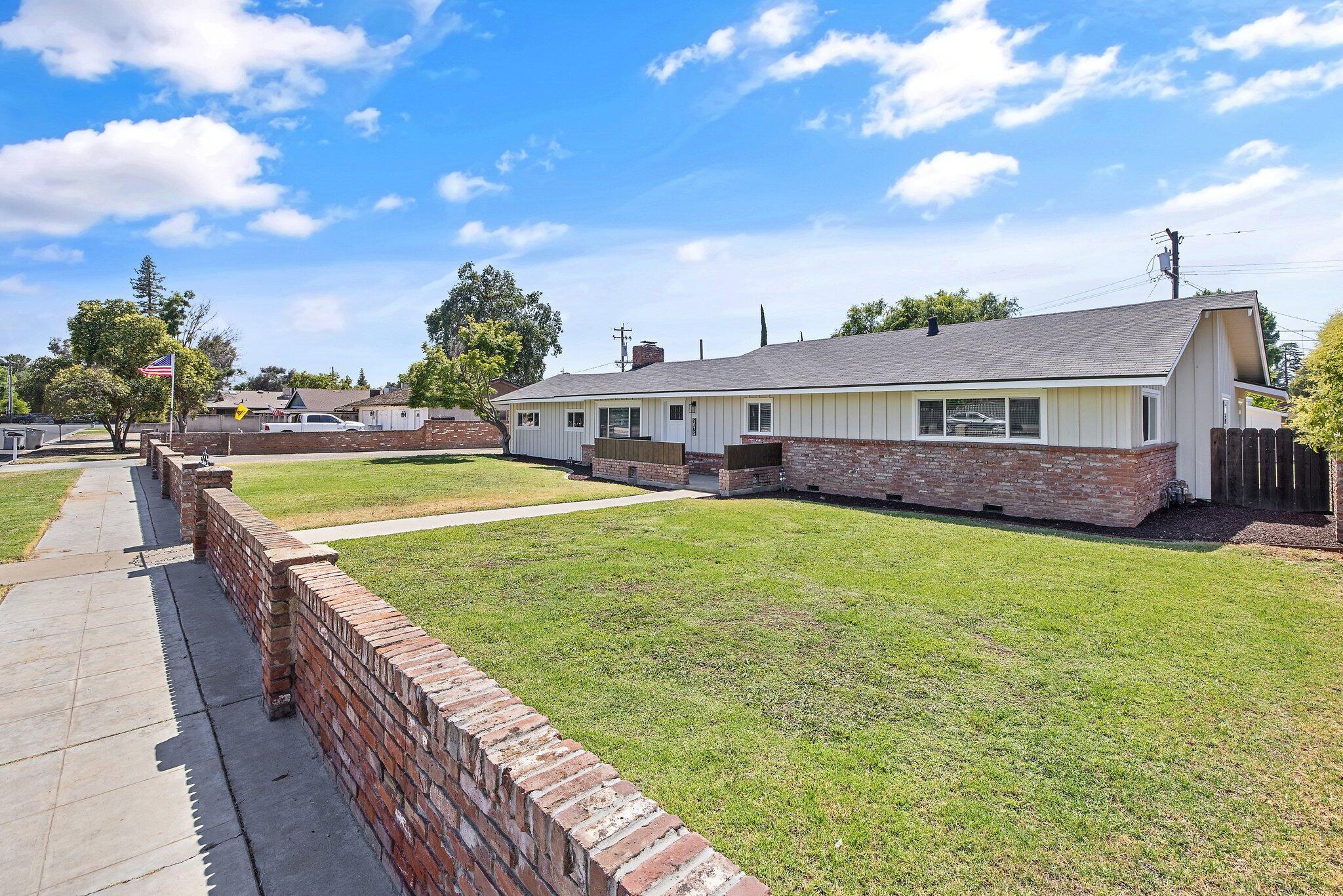 5075 N College Ave, Fresno, CA 93704