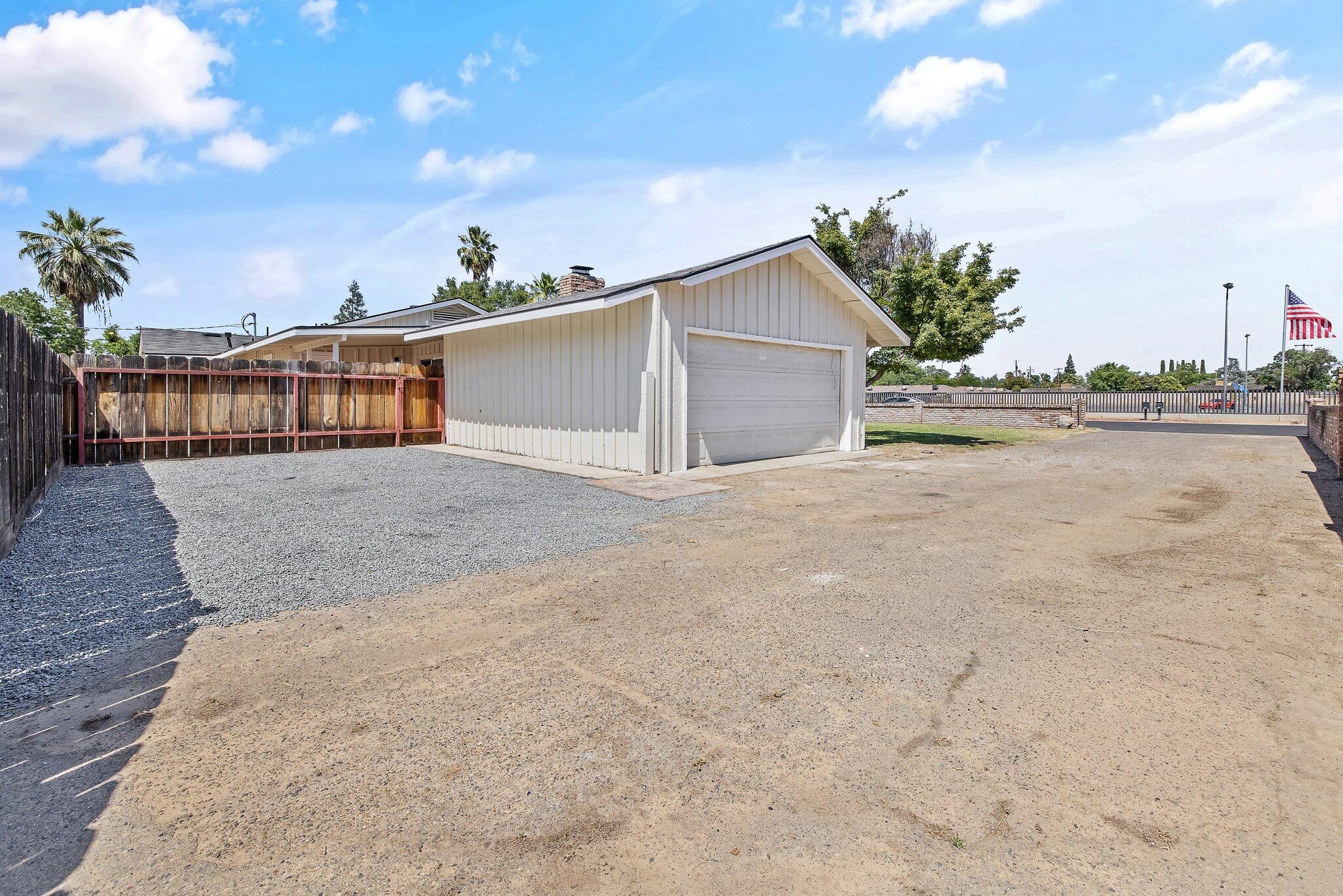 5075 N College Ave, Fresno, CA 93704