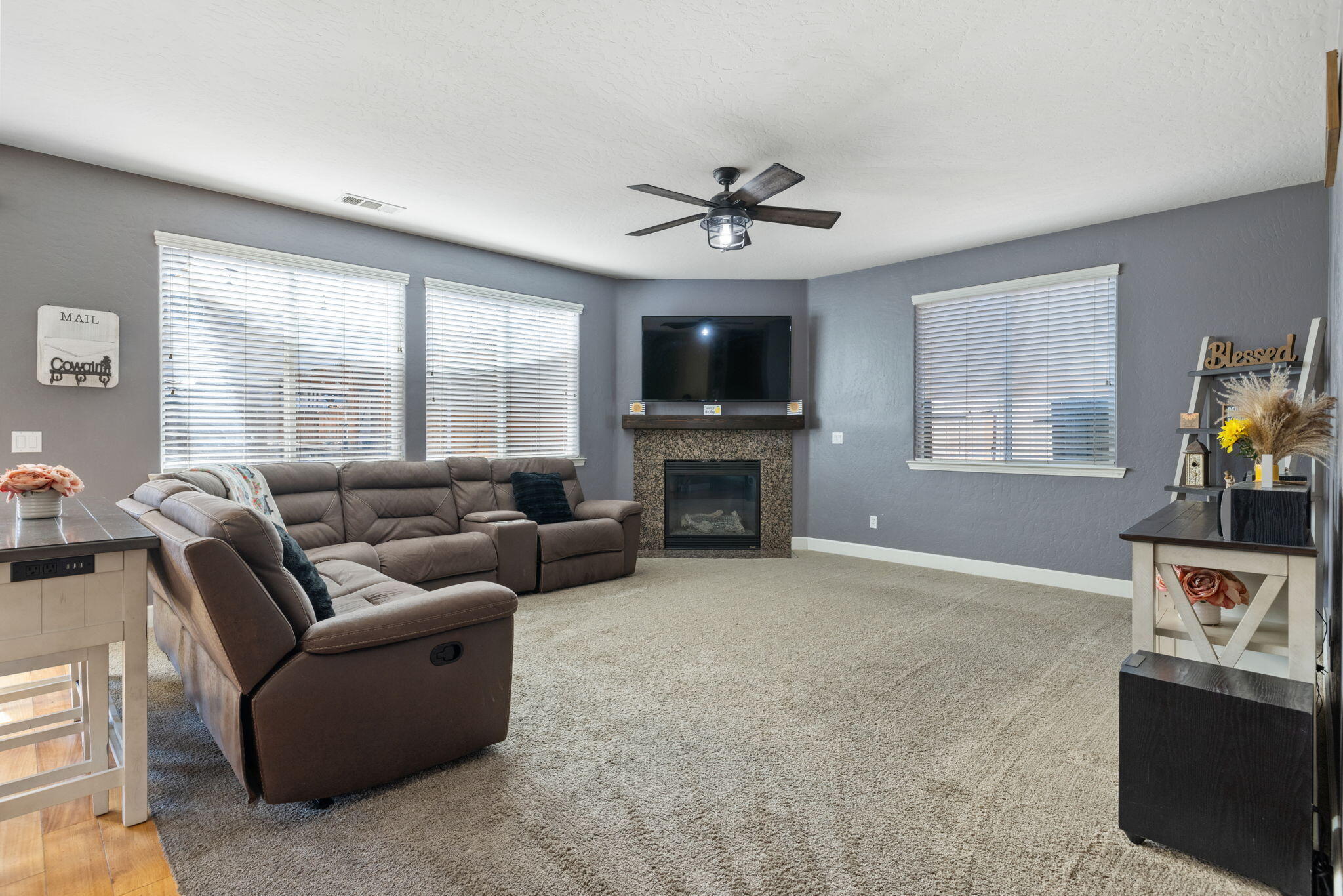 303 E Elkhorn Ave, Visalia, CA 93277