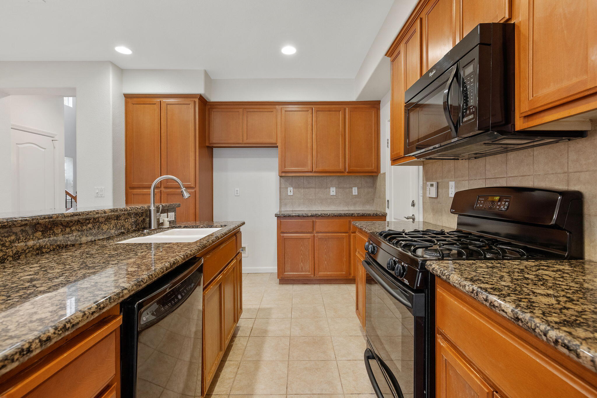 4112 W Clinton Ct, Visalia, CA 93291