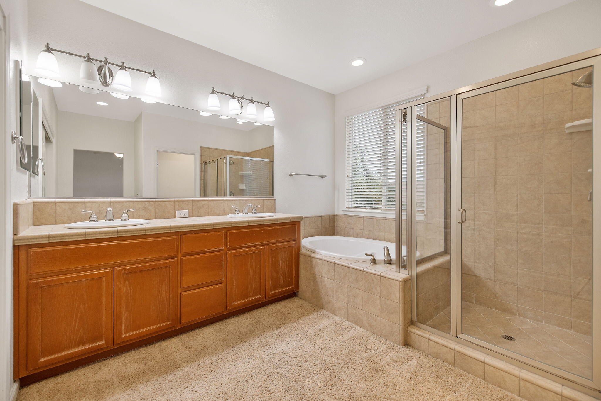 4112 W Clinton Ct, Visalia, CA 93291