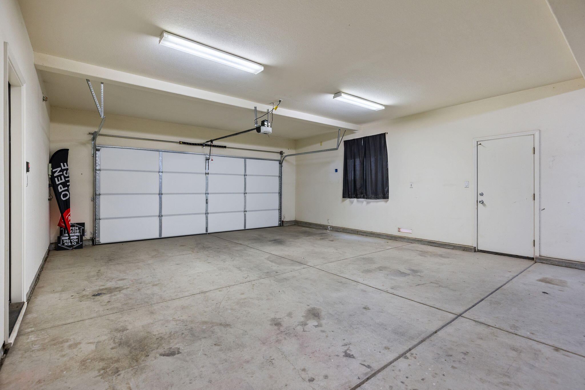 4112 W Clinton Ct, Visalia, CA 93291