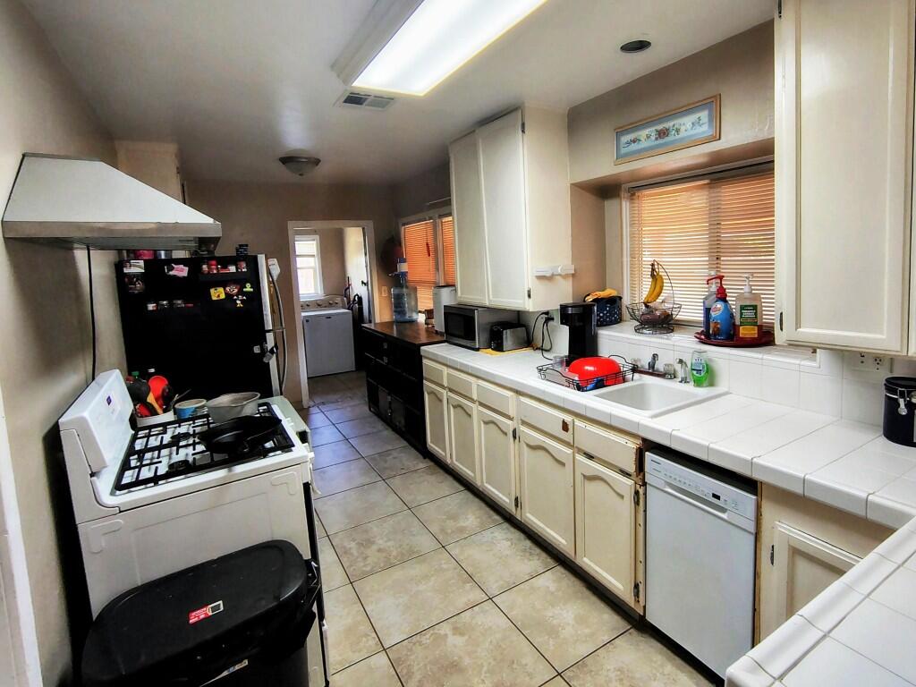 1421 W Oak Ave, Visalia, CA 93291