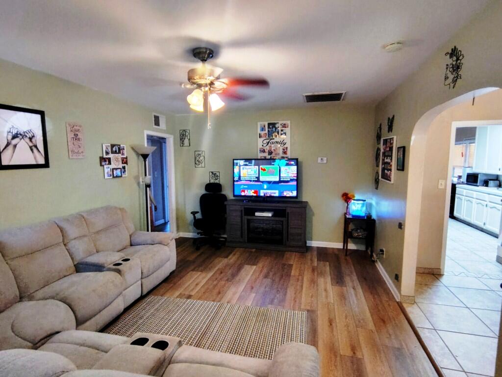 1421 W Oak Ave, Visalia, CA 93291