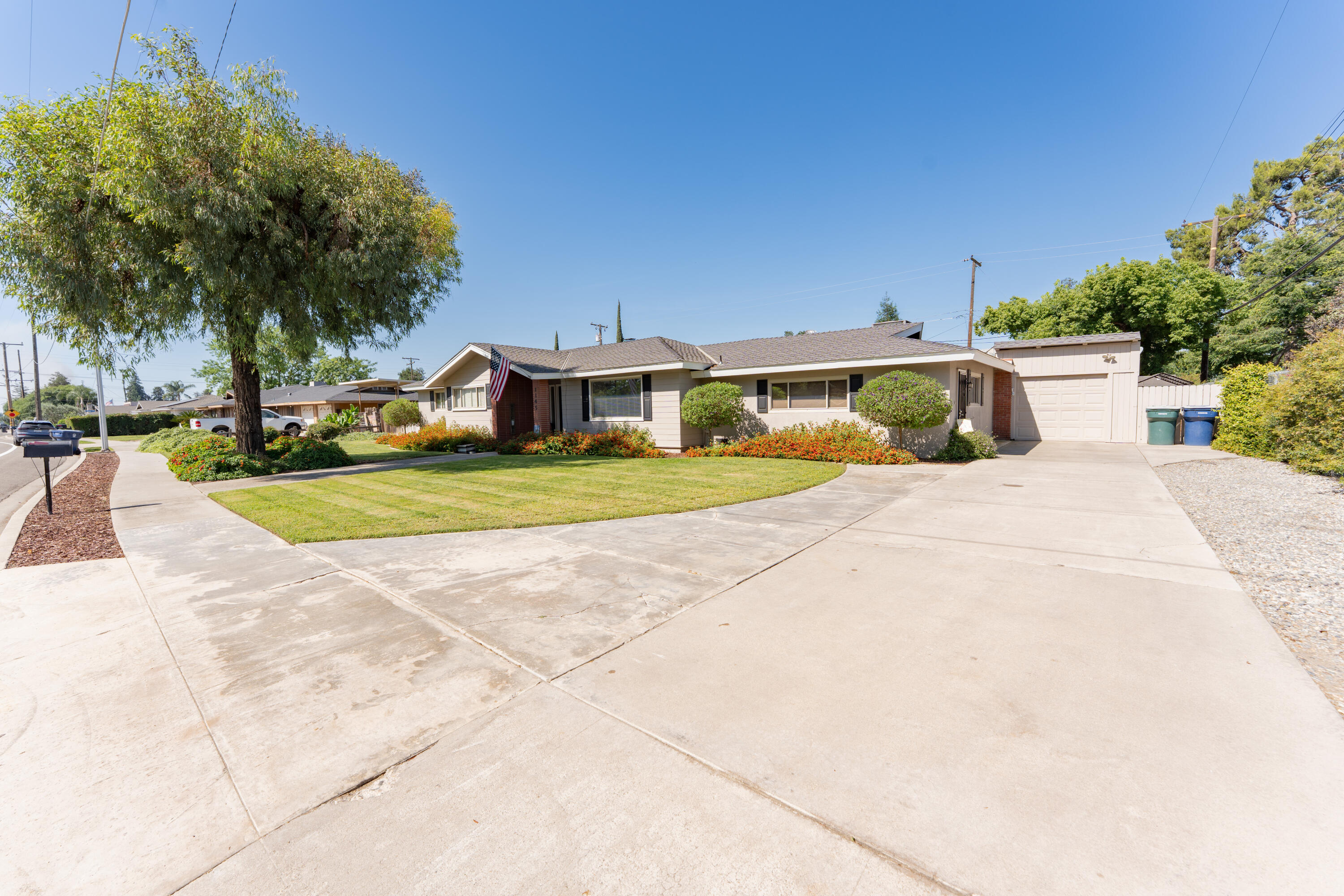 1145 N M St, Tulare, CA 93274