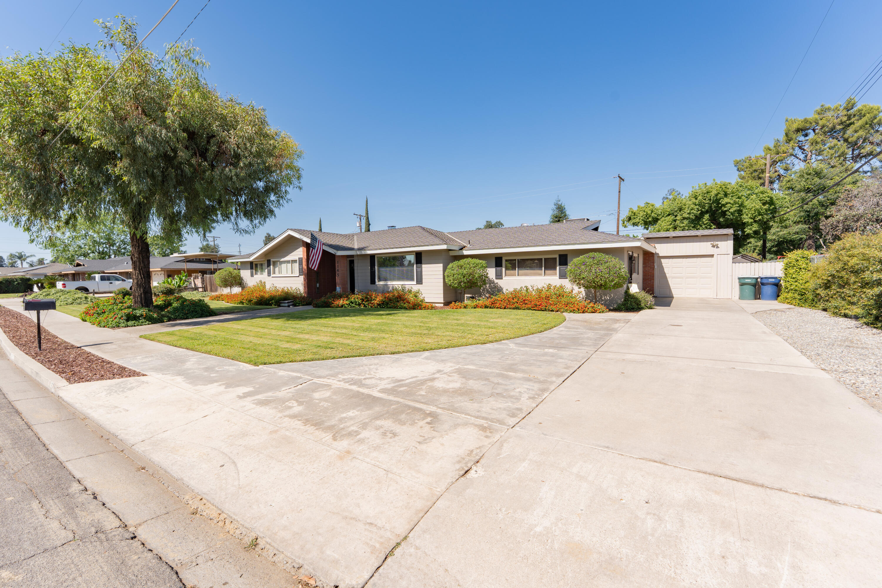 1145 N M St, Tulare, CA 93274